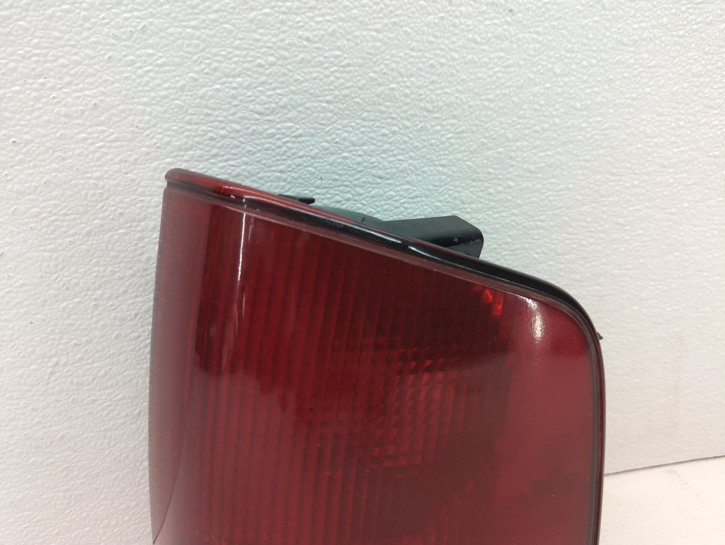 2000 Chevrolet S10 Tail Light Assembly Driver Left OEM P/N:16516093 Fits Fits 1995 1996 1997 1998 1999 2001 2002 2003 2004 2