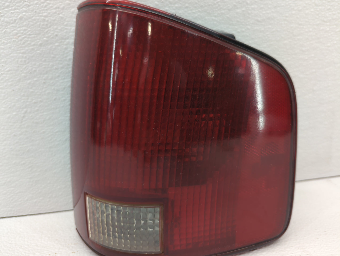 2000 Chevrolet S10 Tail Light Assembly Driver Left OEM P/N:16516093 Fits Fits 1995 1996 1997 1998 1999 2001 2002 2003 2004 2