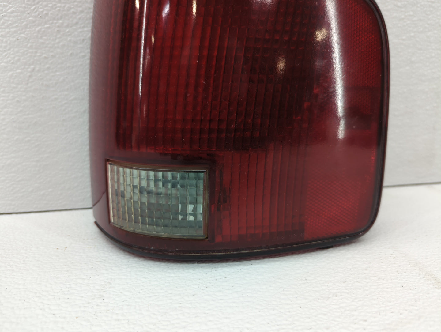 2000 Chevrolet S10 Tail Light Assembly Driver Left OEM P/N:16516093 Fits Fits 1995 1996 1997 1998 1999 2001 2002 2003 2004 2