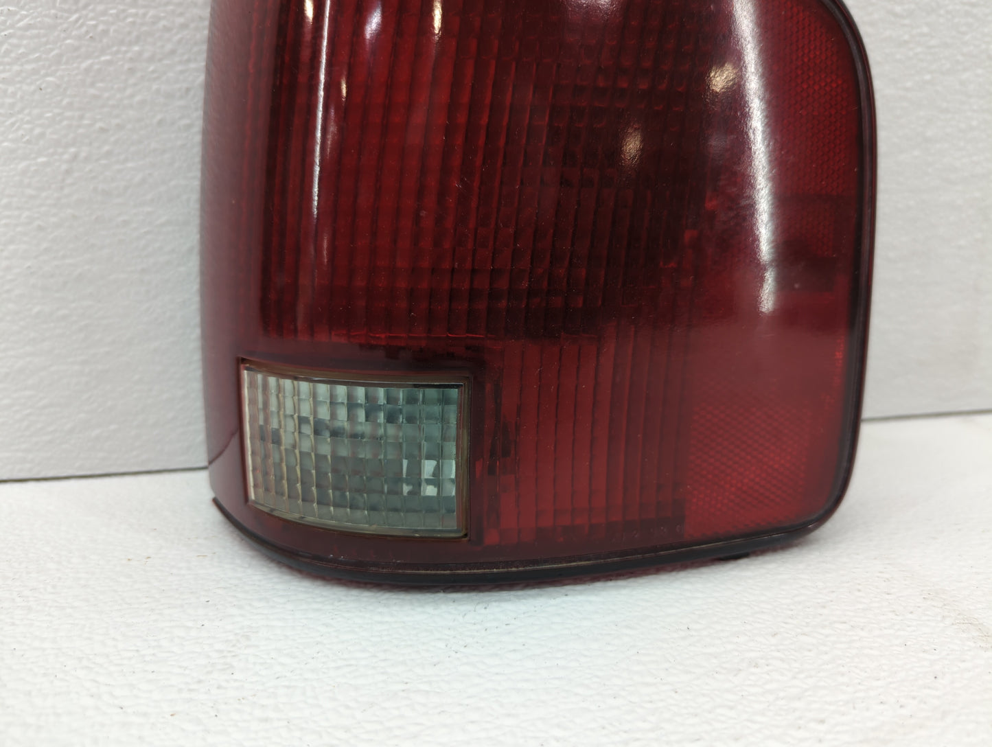2000 Chevrolet S10 Tail Light Assembly Driver Left OEM P/N:16516093 Fits Fits 1995 1996 1997 1998 1999 2001 2002 2003 2004 2