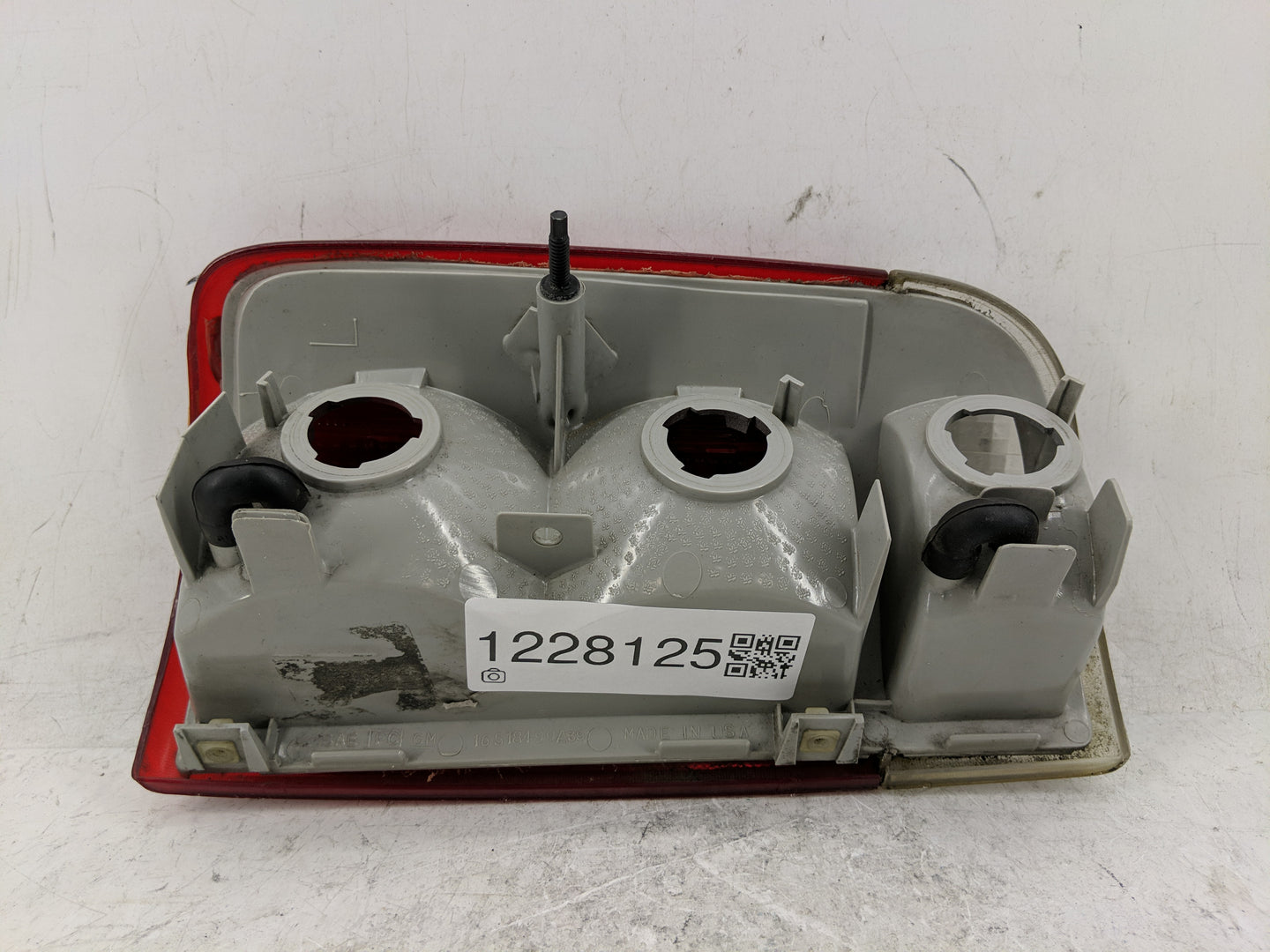 2000 Chevrolet S10 Blazer Tail Light Assembly Driver Left OEM P/N:16518499 Fits OEM Used Auto Parts - Oemusedautoparts1.com