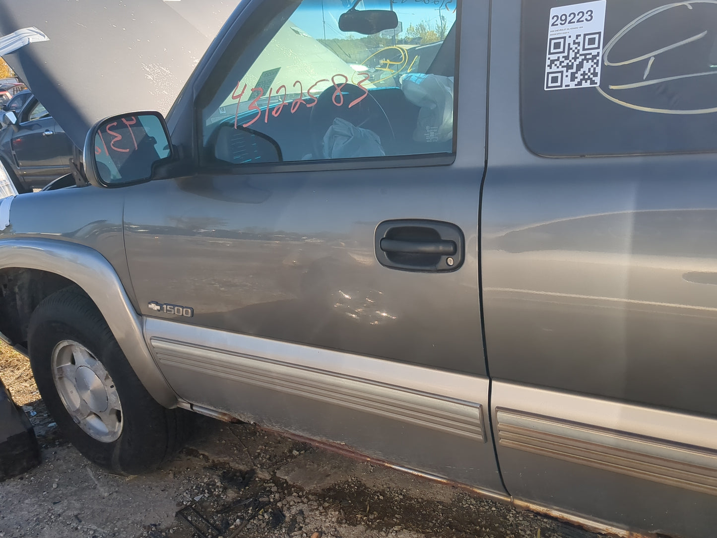 1999-2007 Chevrolet Silverado 1500 Driver Front Door Oem - Oemusedautoparts1.com