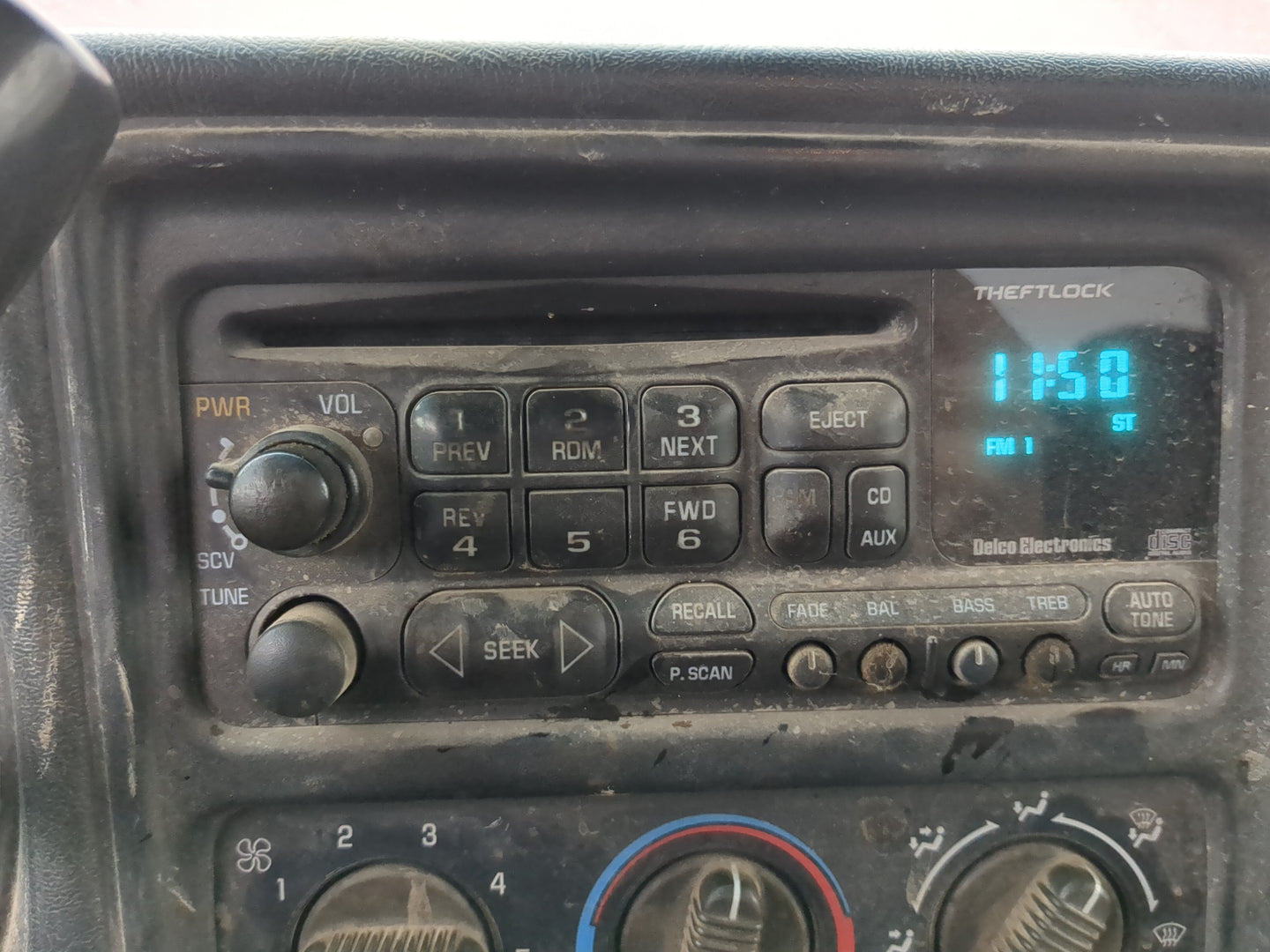 1999-2002 Chevrolet Silverado 1500 Radio AM FM Cd Player Receiver Replacement Fits OEM Used Auto Parts - Oemusedautoparts1.c
