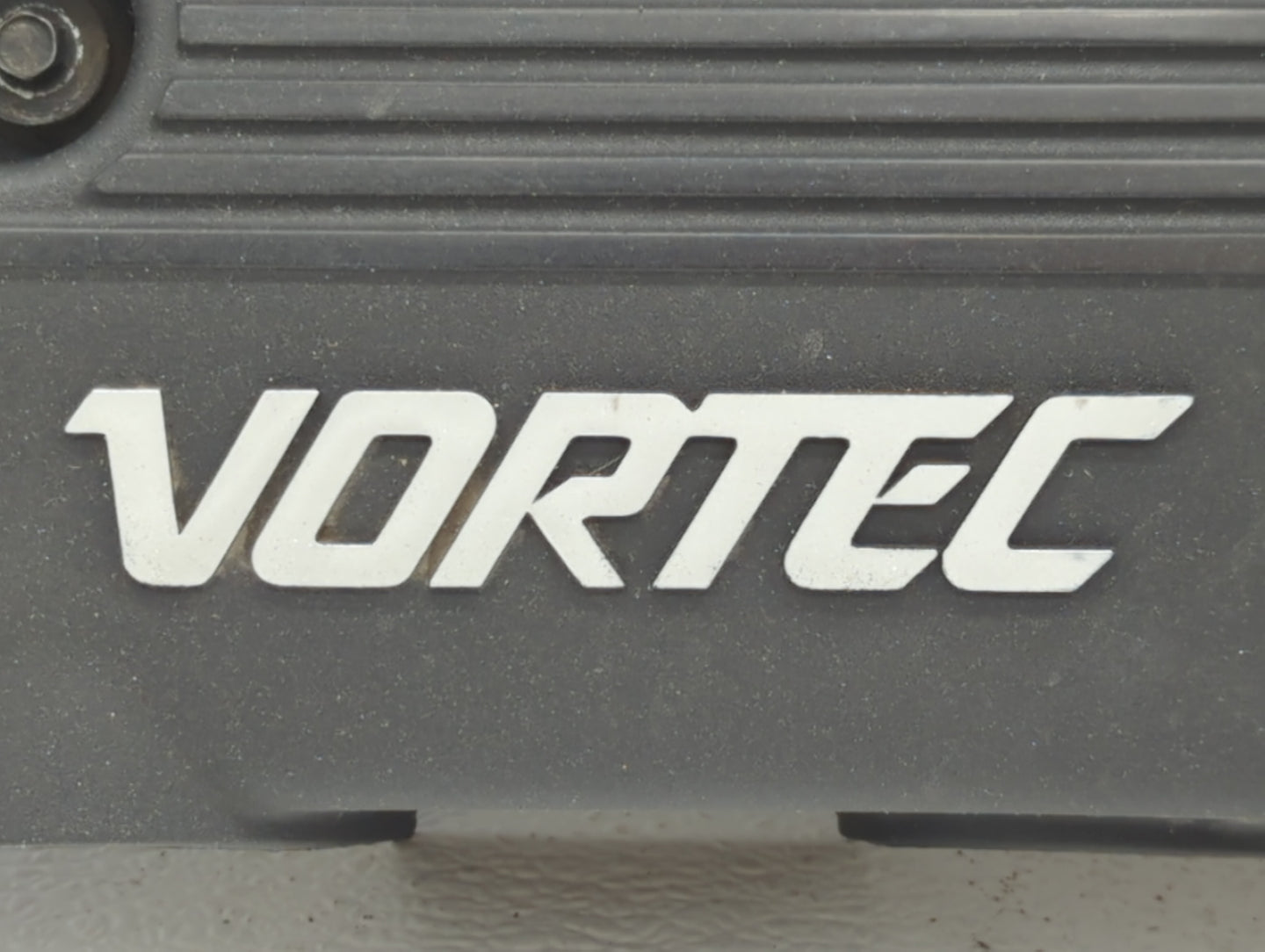 2000 Chevrolet Suburban 2500 Engine Cover - Oemusedautoparts1.com