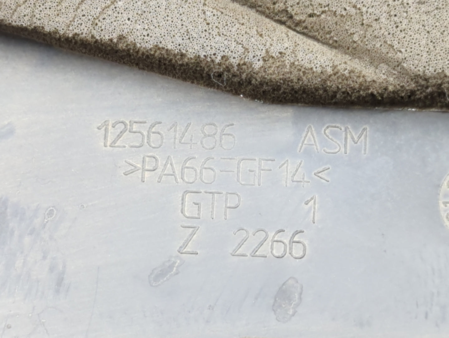 2000 Chevrolet Suburban 2500 Engine Cover - Oemusedautoparts1.com