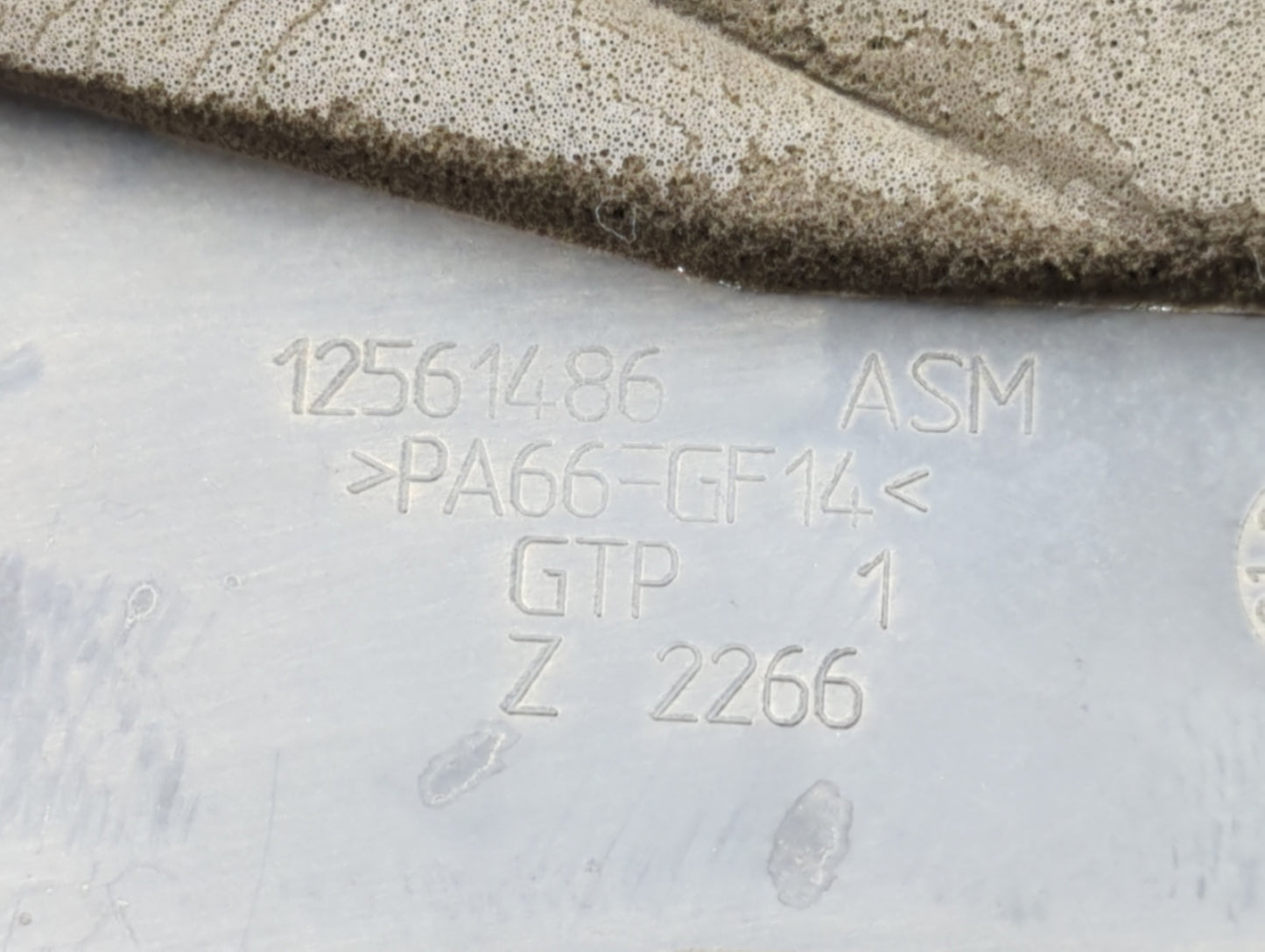 2000 Chevrolet Suburban 2500 Engine Cover - Oemusedautoparts1.com