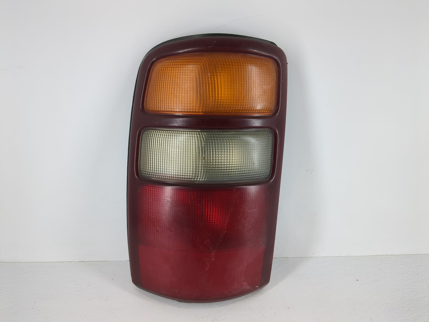 1995-2000 Chevrolet Tahoe Tail Light Assembly Driver Left OEM P/N:16525375 Fits Fits 1992 1993 1994 1995 1996 1997 1998 1999