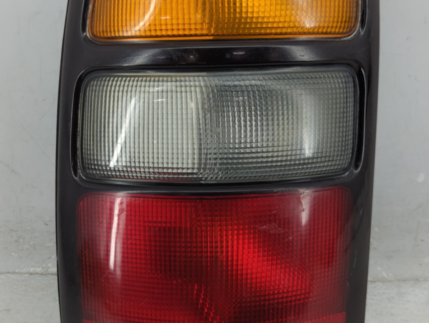 1995-2000 Chevrolet Tahoe Tail Light Assembly Driver Left OEM P/N:15224181 Fits Fits 1992 1993 1994 1995 1996 1997 1998 1999