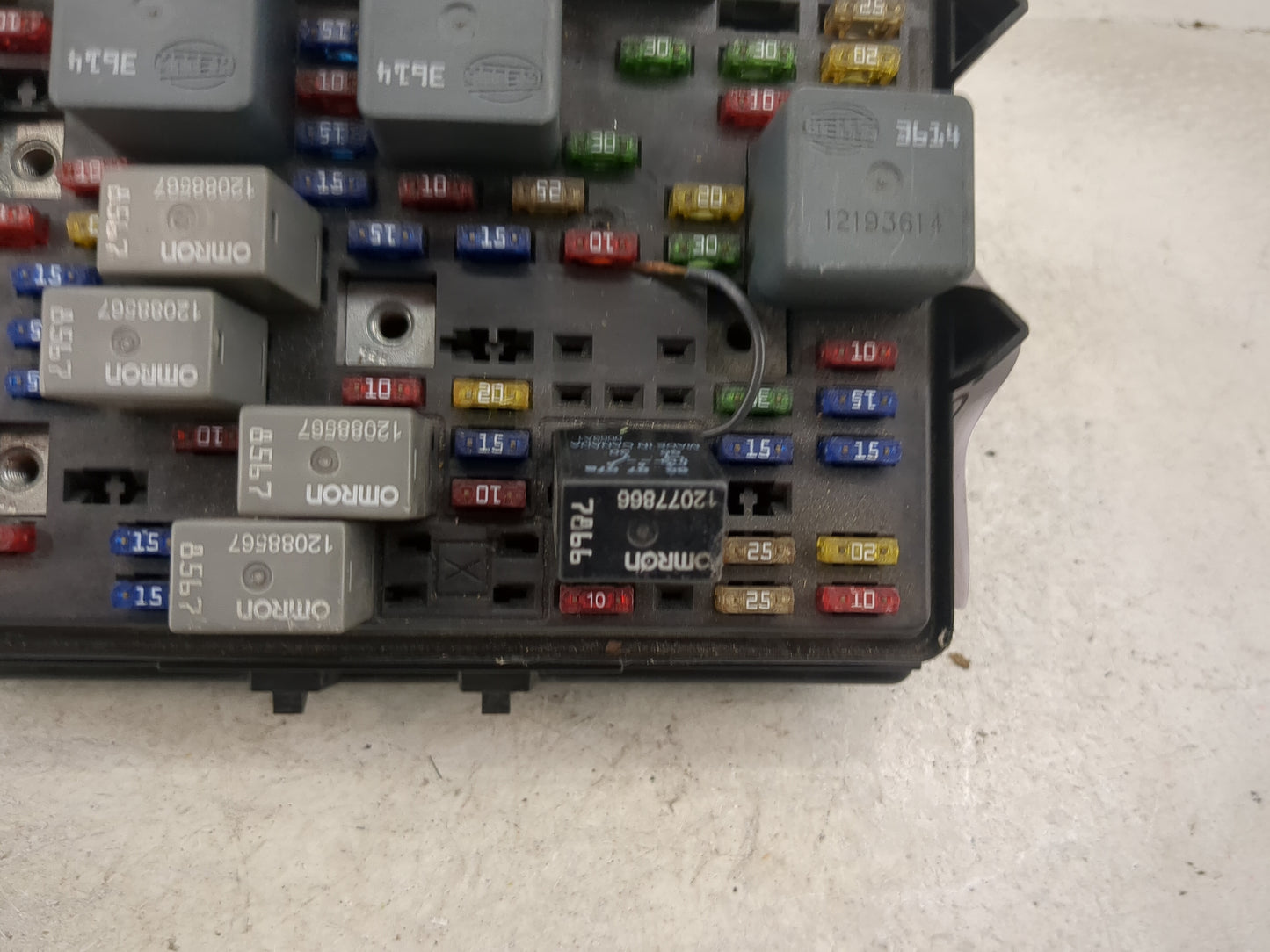 2000-2002 Chevrolet Tahoe Fusebox Fuse Box Panel Relay Module P/N:12193645-09 12193614, 12077866 Fits Fits 2000 2001 2002 OE