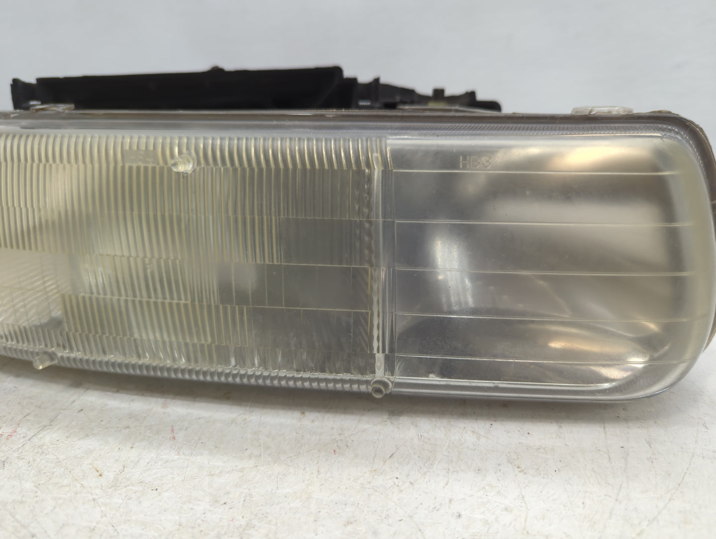 2000-2006 Chevrolet Tahoe Passenger Right Oem Head Light Headlight Lamp - Oemusedautoparts1.com