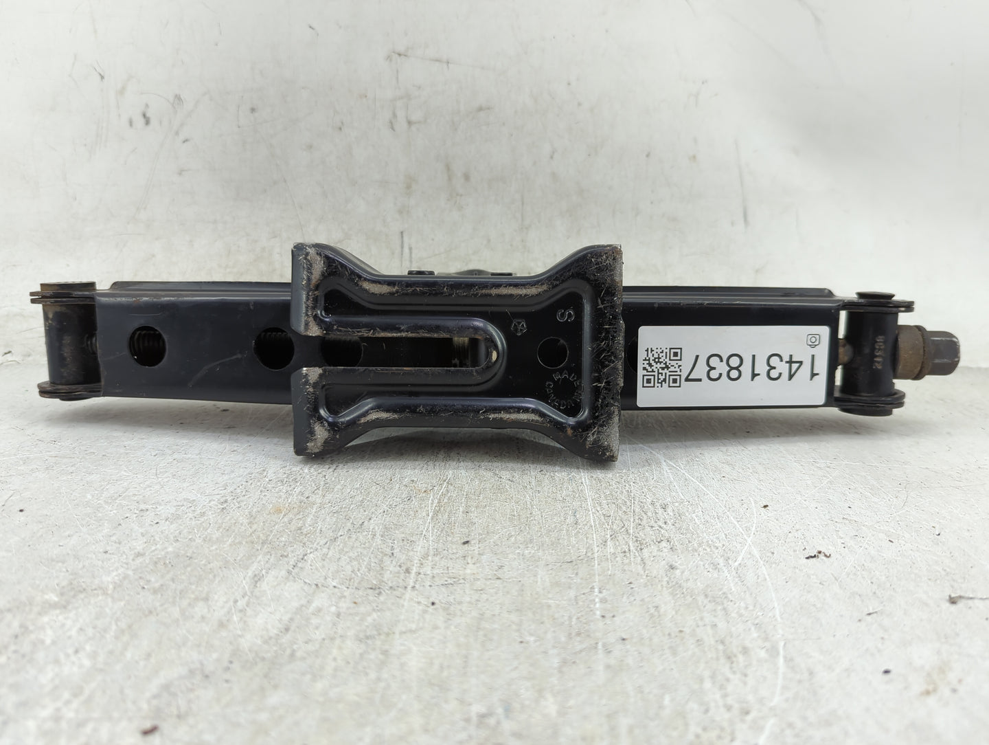 2000 Chrysler Aspen Spare Scissor Car Jack - Oemusedautoparts1.com