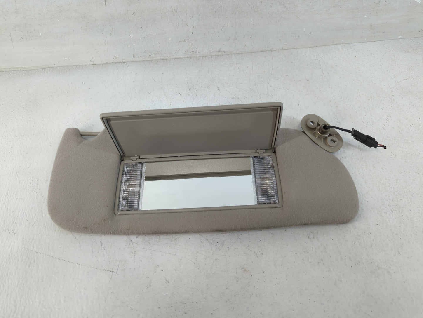2000-2004 Chrysler Concorde Sun Visor Shade Replacement Passenger Right Mirror Fits Fits 2000 2001 2002 2003 2004 OEM Used A