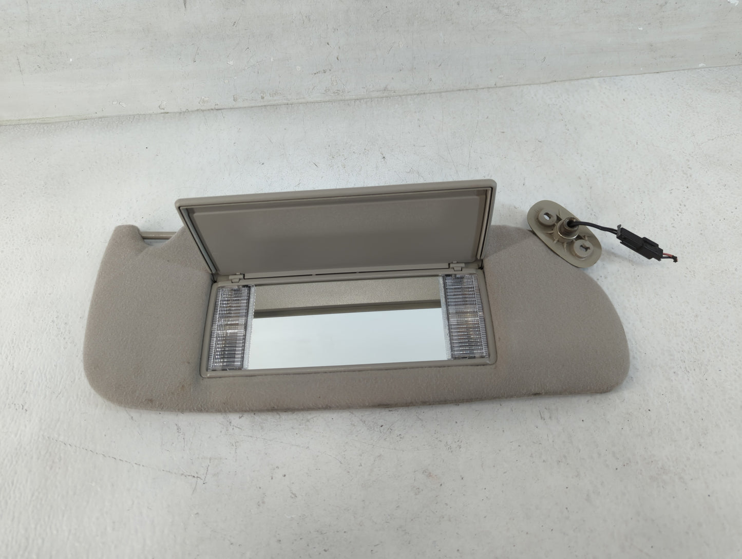 2000-2004 Chrysler Concorde Sun Visor Shade Replacement Passenger Right Mirror Fits Fits 2000 2001 2002 2003 2004 OEM Used A