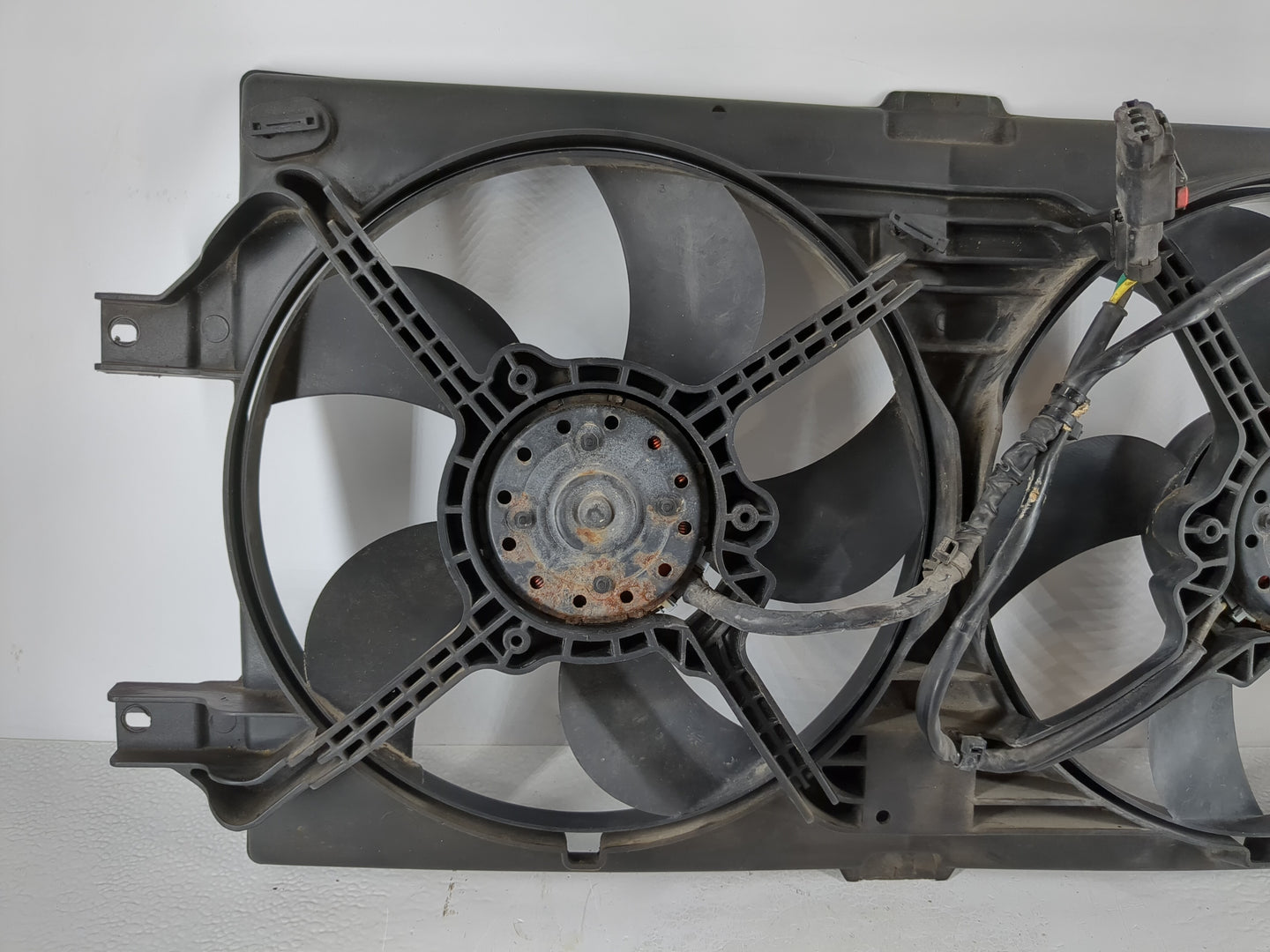 2000-2004 Chrysler Concorde Electric Radiator Cooling Fan Motor Assembly P/N:04596402AA T411AA7692 Fits OEM Used Auto Parts 