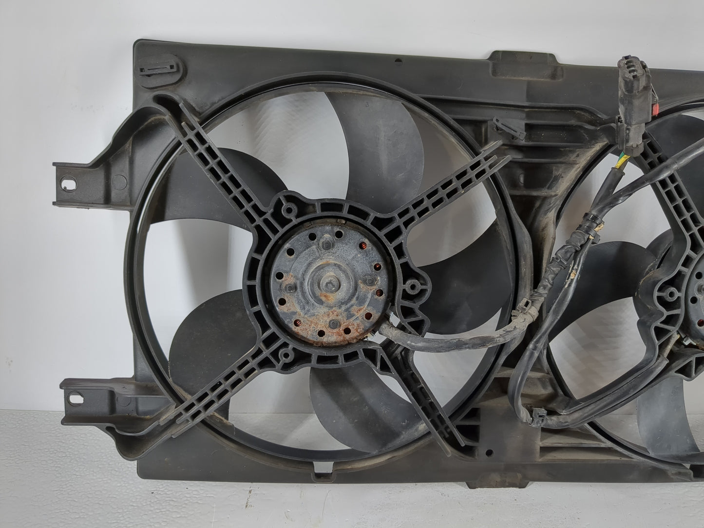 2000-2004 Chrysler Concorde Electric Radiator Cooling Fan Motor Assembly P/N:04596402AA T411AA7692 Fits OEM Used Auto Parts 