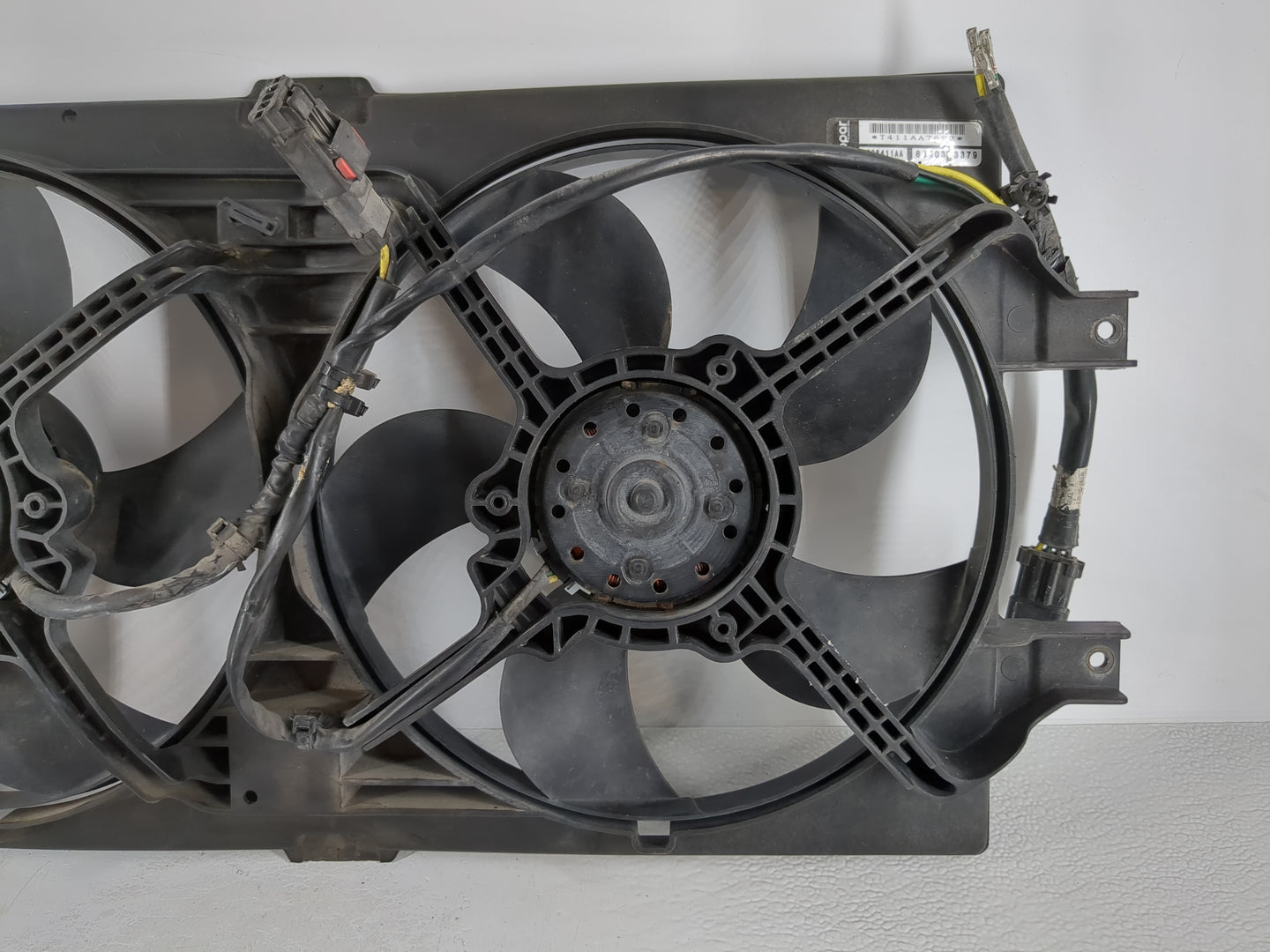 2000-2004 Chrysler Concorde Electric Radiator Cooling Fan Motor Assembly P/N:04596402AA T411AA7692 Fits OEM Used Auto Parts 