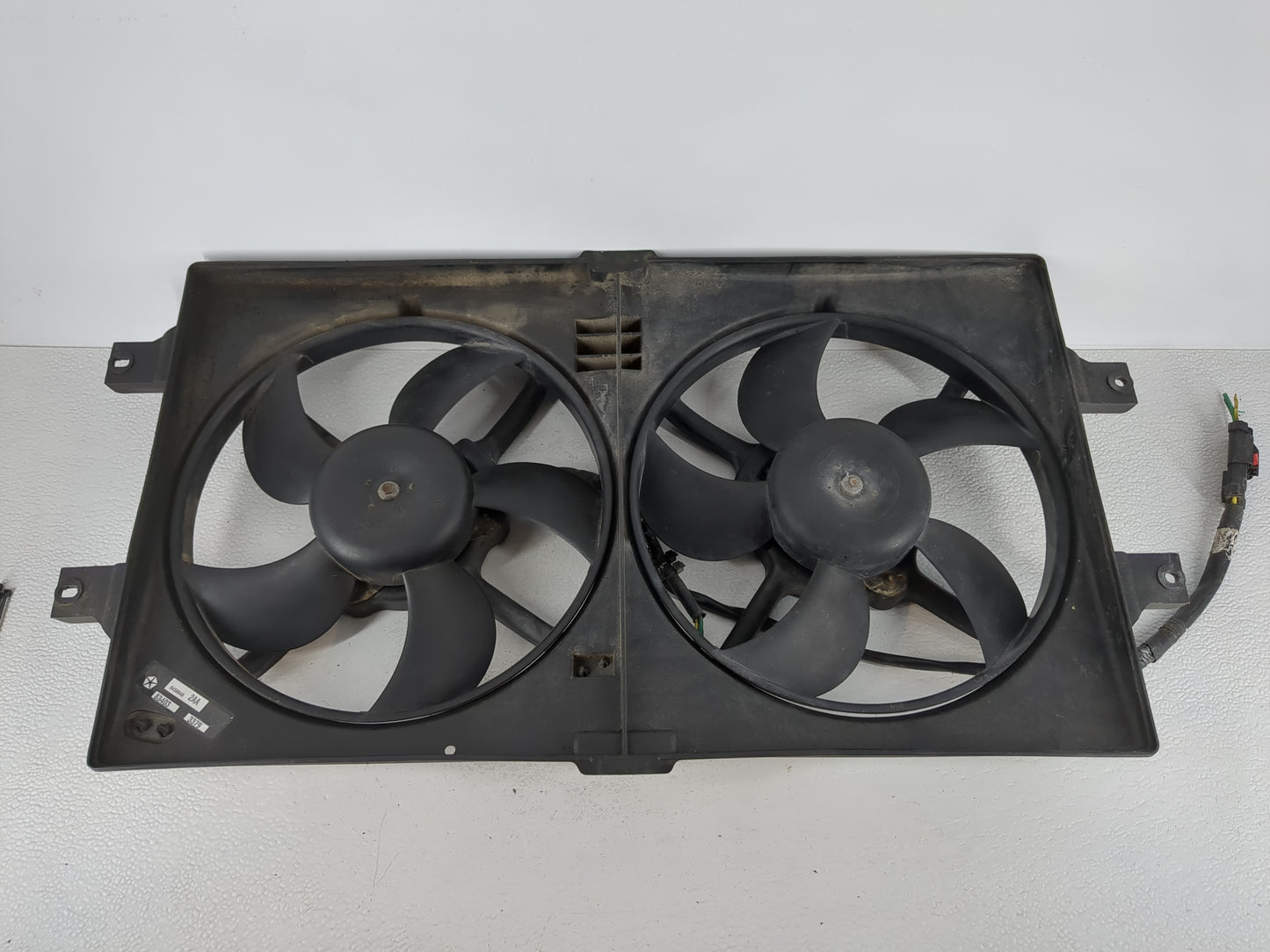 2000-2004 Chrysler Concorde Electric Radiator Cooling Fan Motor Assembly P/N:04596402AA T411AA7692 Fits OEM Used Auto Parts 