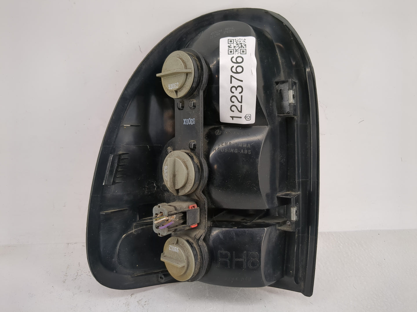 1998-2003 Dodge Durango Tail Light Assembly Passenger Right OEM P/N:4576362 Fits Fits 1996 1997 1998 1999 2000 2001 2002 200