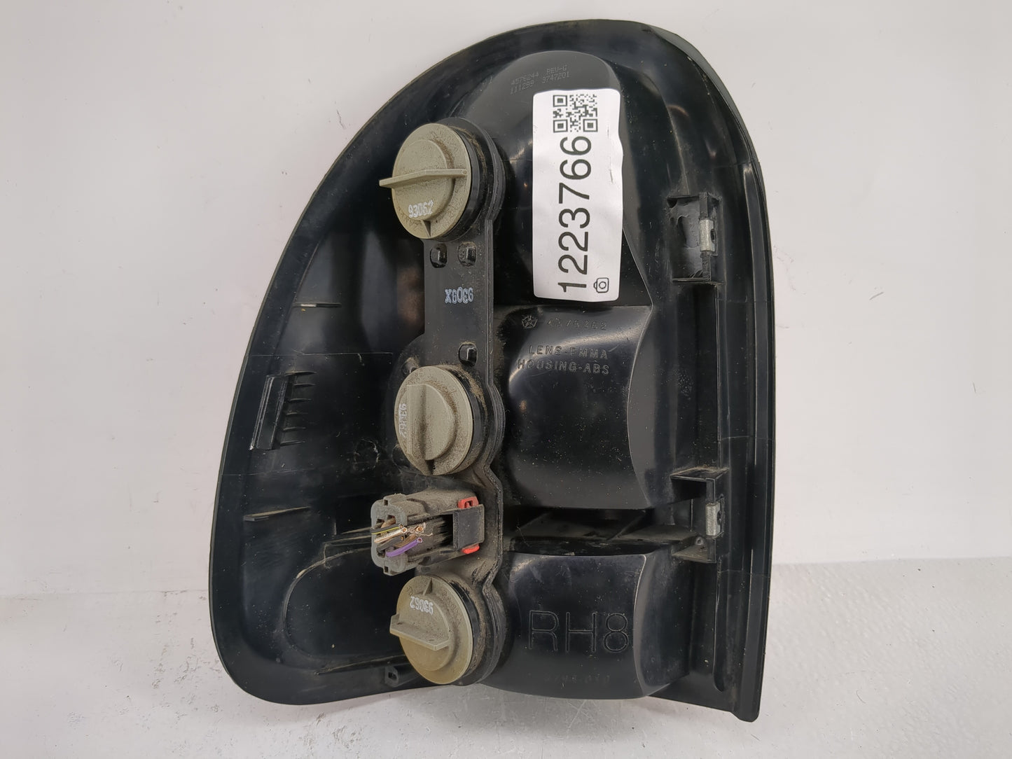 1998-2003 Dodge Durango Tail Light Assembly Passenger Right OEM P/N:4576362 Fits Fits 1996 1997 1998 1999 2000 2001 2002 200