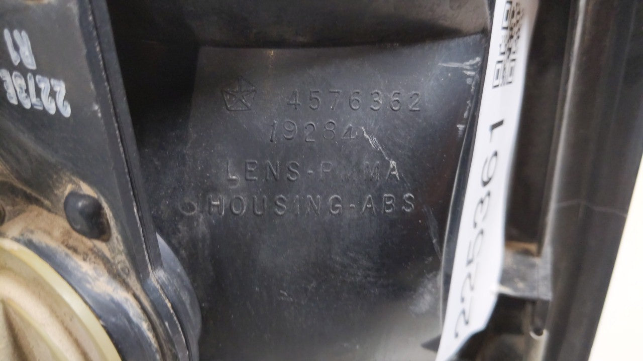 1998-2003 Dodge Durango Tail Light Assembly Passenger Right OEM P/N:4576362 Fits Fits 1996 1997 1998 1999 2000 2001 2002 200