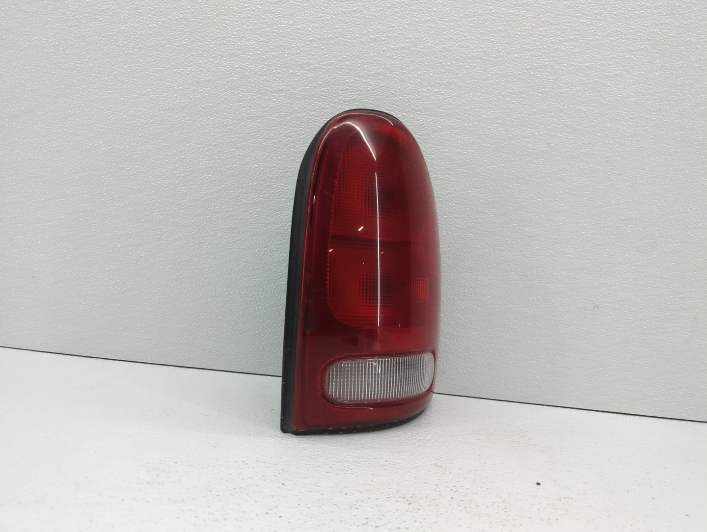 1998-2003 Dodge Durango Tail Light Assembly Passenger Right OEM P/N:4576362 Fits Fits 1996 1997 1998 1999 2000 2001 2002 200