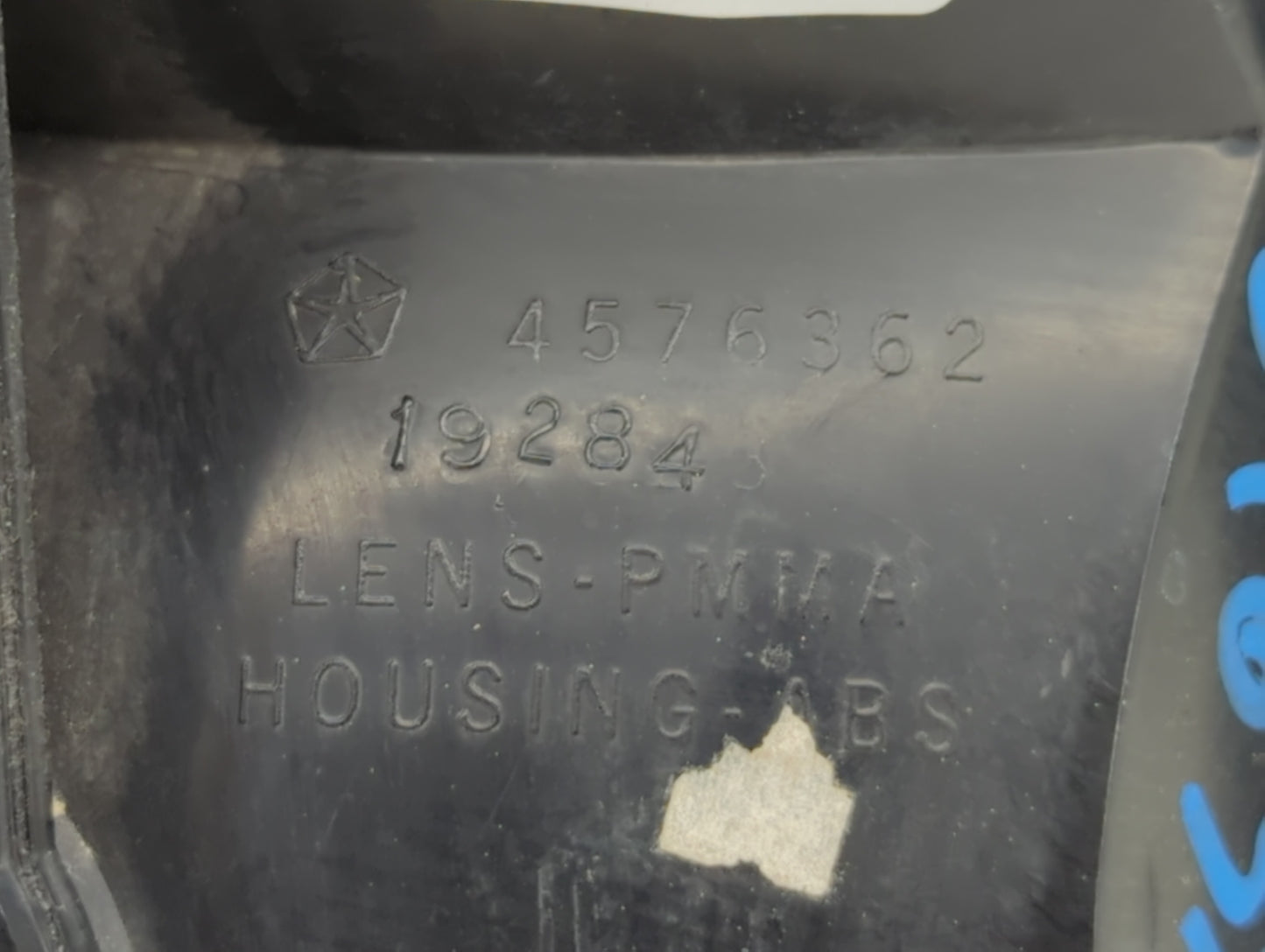 1998-2003 Dodge Durango Tail Light Assembly Passenger Right OEM P/N:4576362 Fits Fits 1996 1997 1998 1999 2000 2001 2002 200