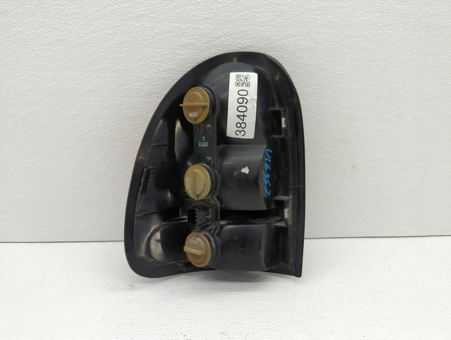 1998-2003 Dodge Durango Tail Light Assembly Passenger Right OEM P/N:4576362 Fits Fits 1996 1997 1998 1999 2000 2001 2002 200