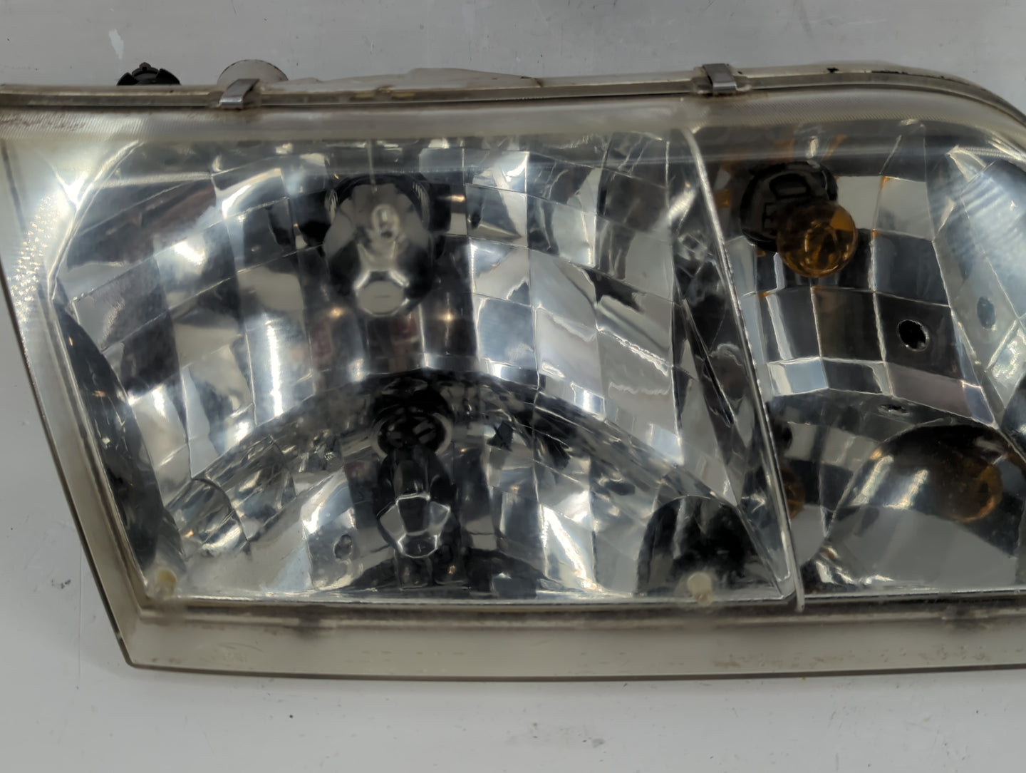 2000 Ford Crown Victoria Passenger Right Oem Head Light Headlight Lamp - Oemusedautoparts1.com