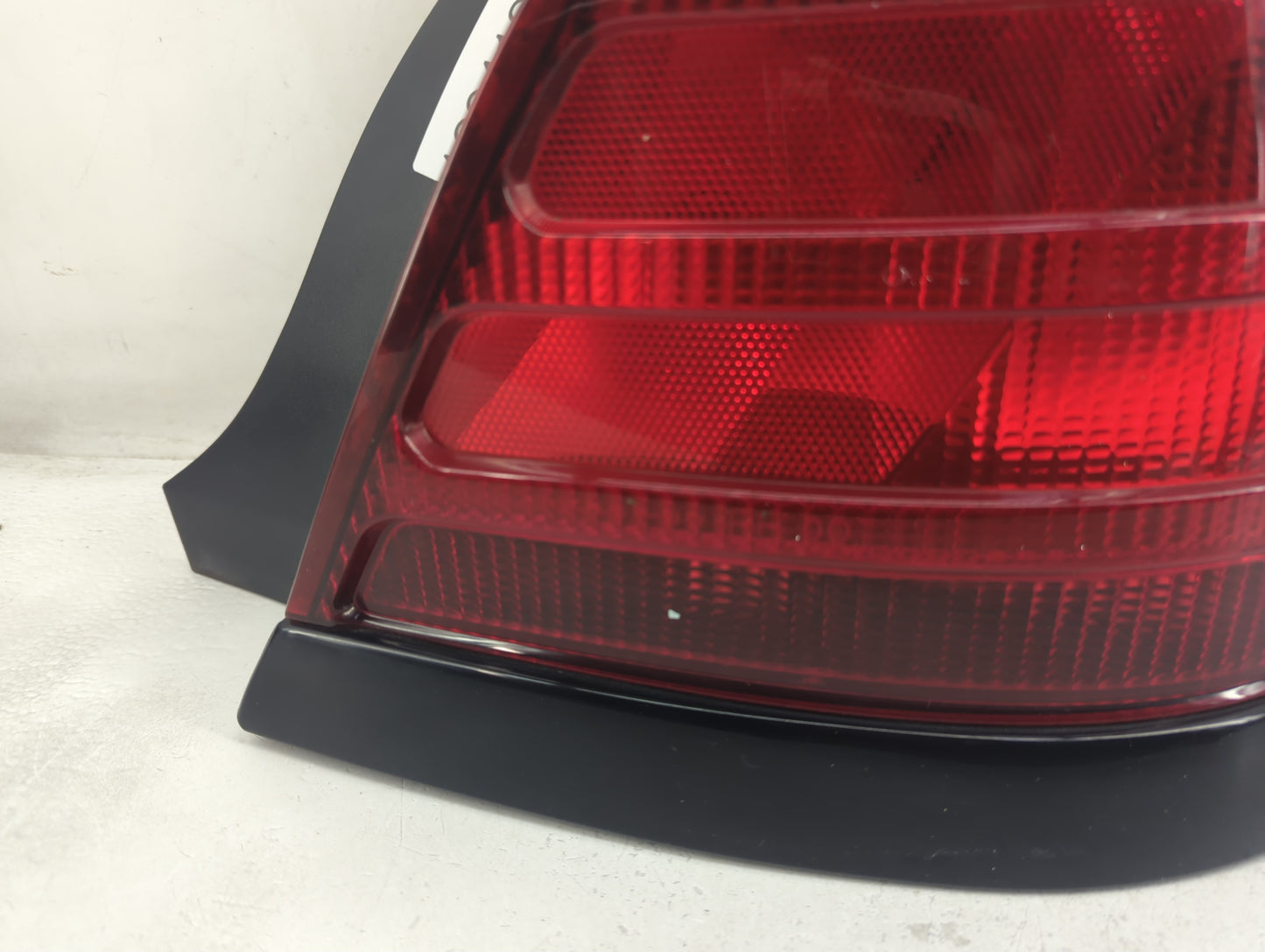 2000-2011 Ford Crown Victoria Tail Light Assembly Passenger Right OEM Fits OEM Used Auto Parts - Oemusedautoparts1.com