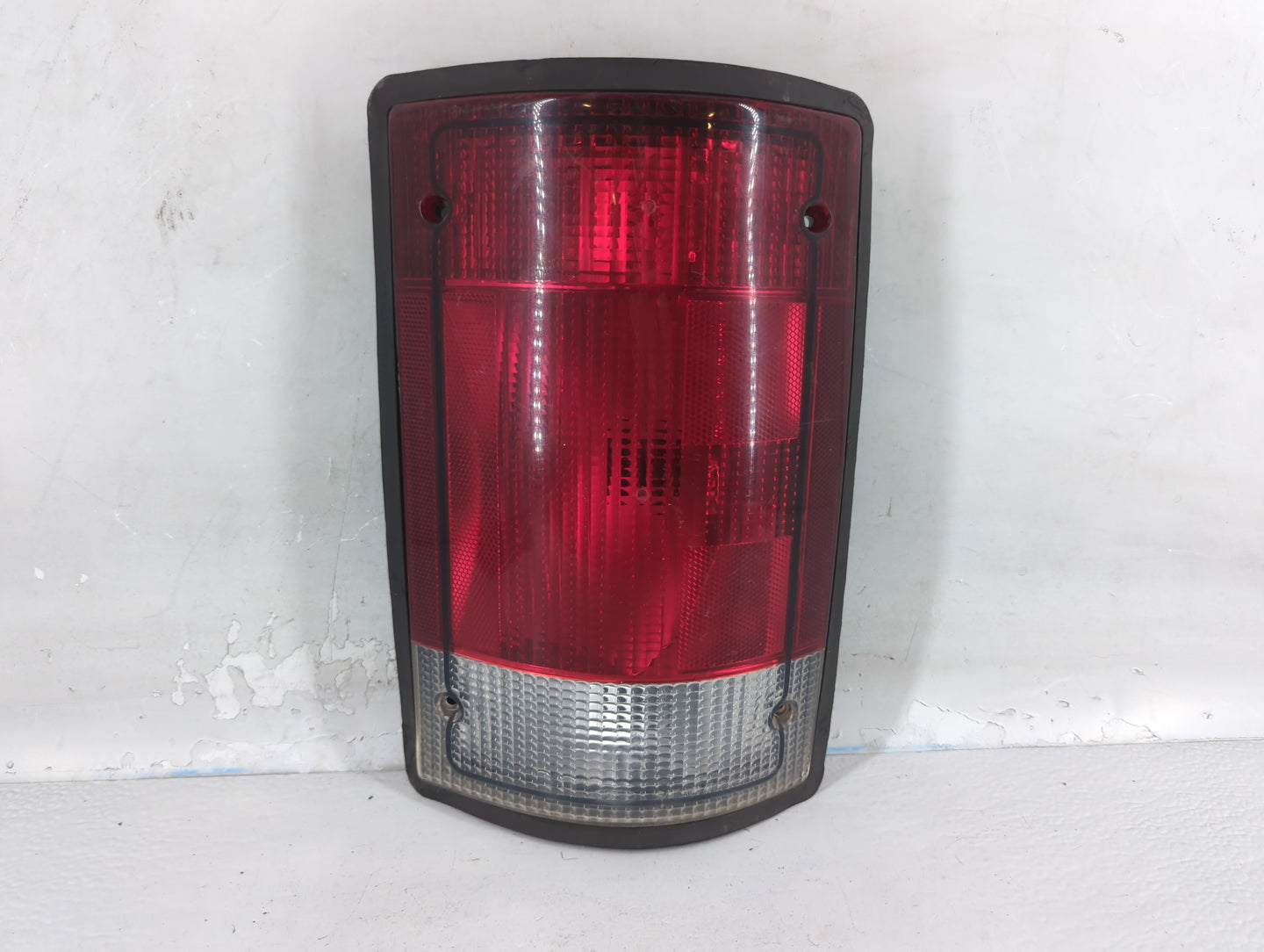 2000-2005 Ford Excursion Tail Light Assembly Passenger Right OEM Fits Fits 1995 1996 1997 1998 1999 2000 2001 2002 2003 2004