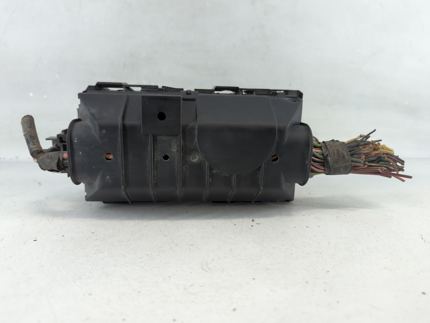 2000 Ford Excursion Fusebox Fuse Box Panel Relay Module P/N:XF2T-14A003-AA Fits OEM Used Auto Parts - Oemusedautoparts1.com
