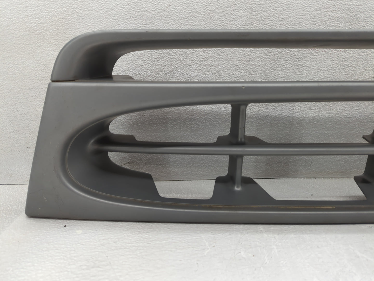 2000 Ford Five Hundred Front Grille Bumper Not Included - Oemusedautoparts1.com