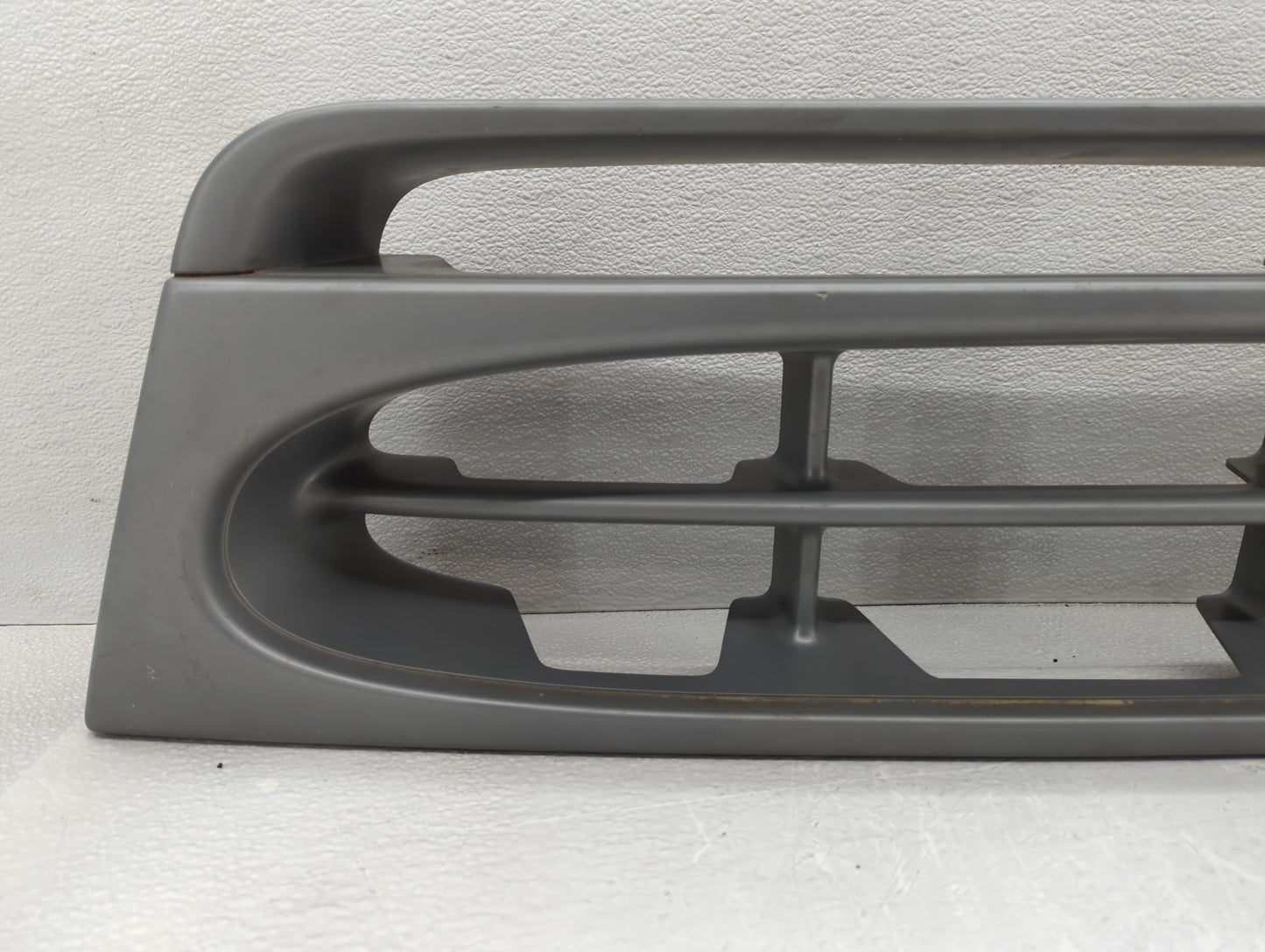2000 Ford Five Hundred Front Grille Bumper Not Included - Oemusedautoparts1.com
