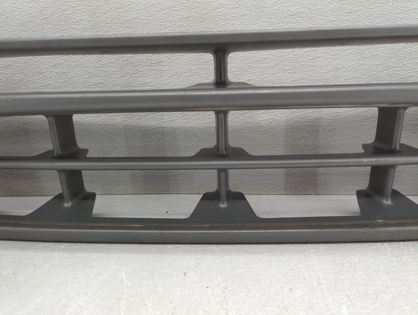 2000 Ford Five Hundred Front Grille Bumper Not Included - Oemusedautoparts1.com