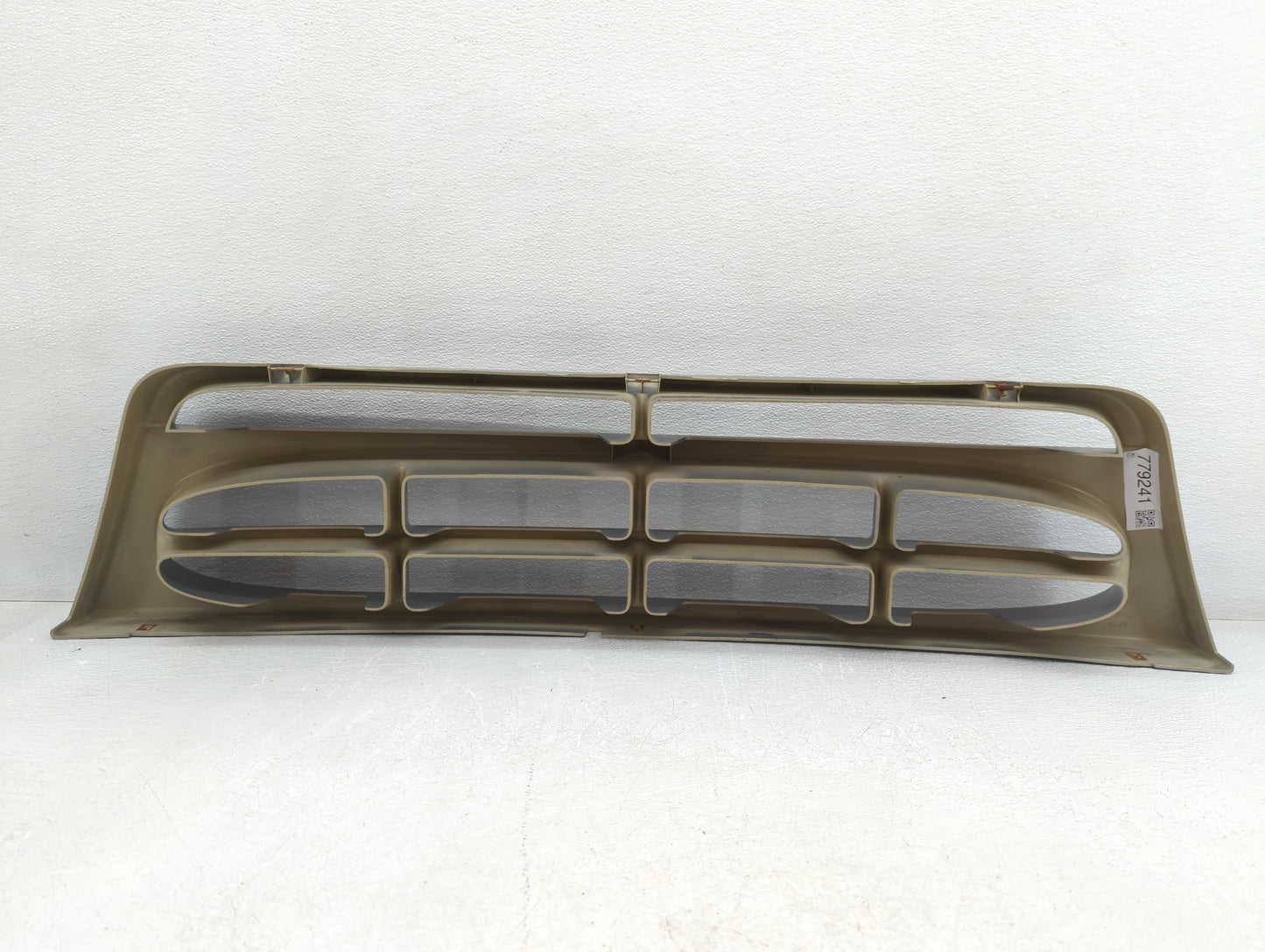 2000 Ford Five Hundred Front Grille Bumper Not Included - Oemusedautoparts1.com