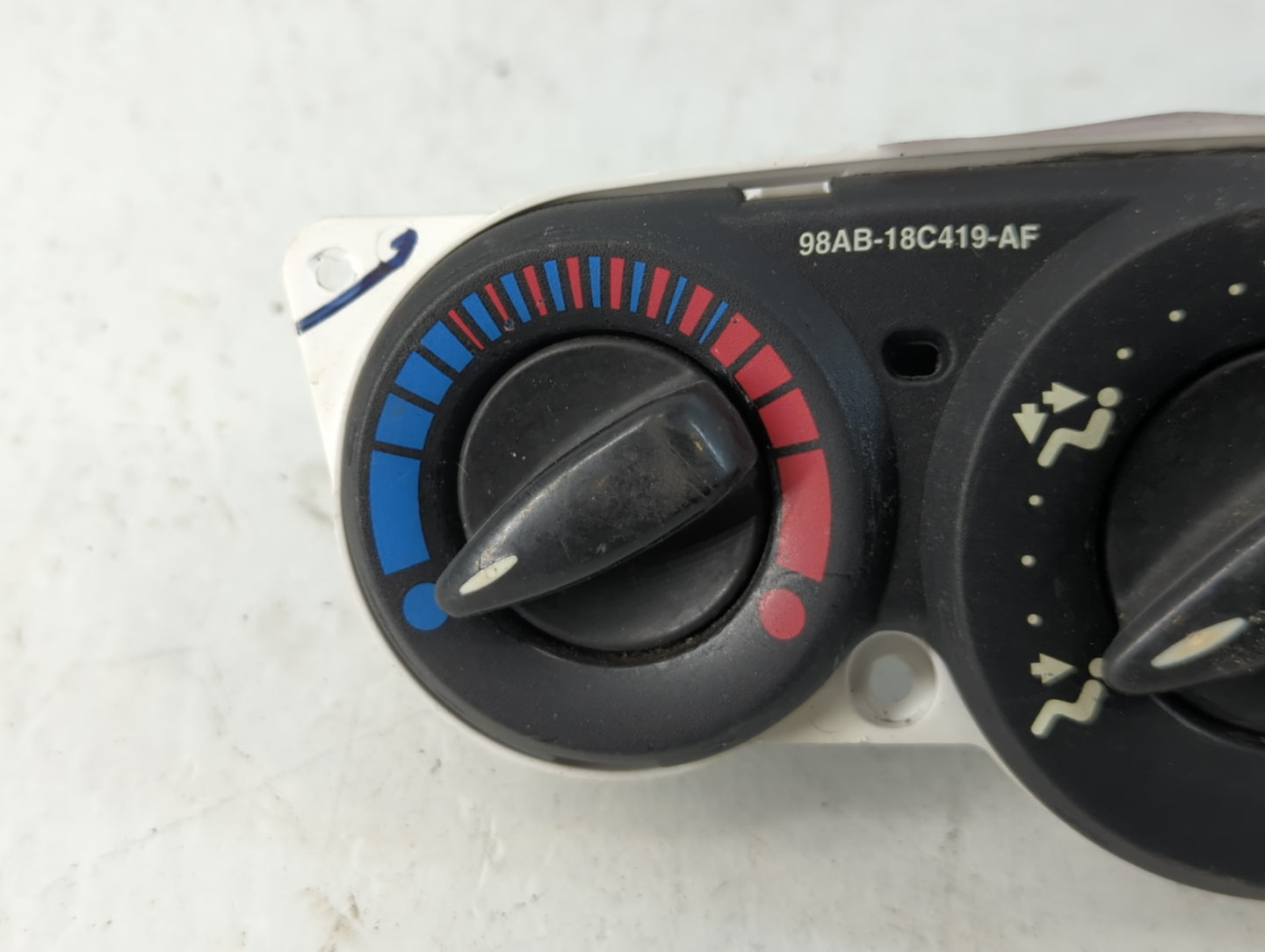 2000-2007 Ford Focus Climate Control Module Temperature AC/Heater Replacement P/N:98AB-18C419-AF Fits OEM Used Auto Parts - 