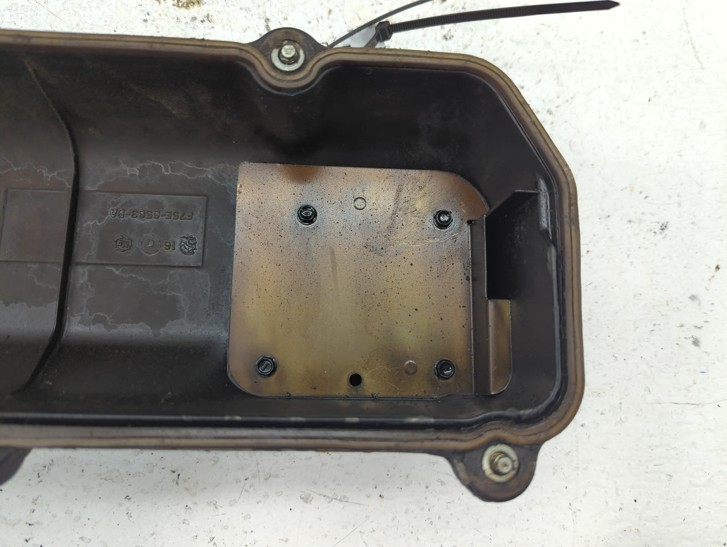 2000 Ford Mustang valve cover Black - Oemusedautoparts1.com