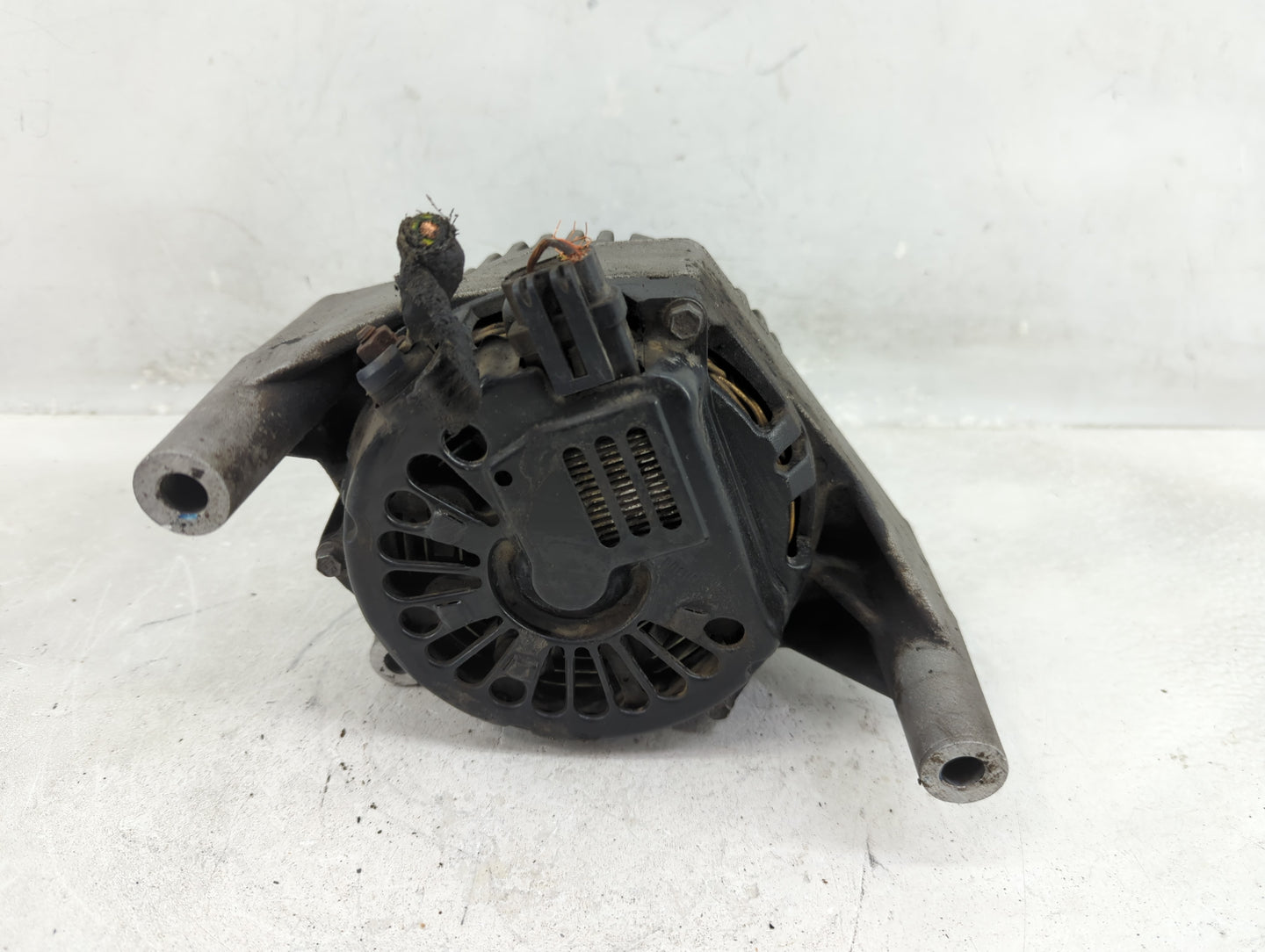 2000-2001 Ford Taurus Alternator Replacement Generator Charging Assembly Engine OEM Fits Fits 2000 2001 OEM Used Auto Parts 