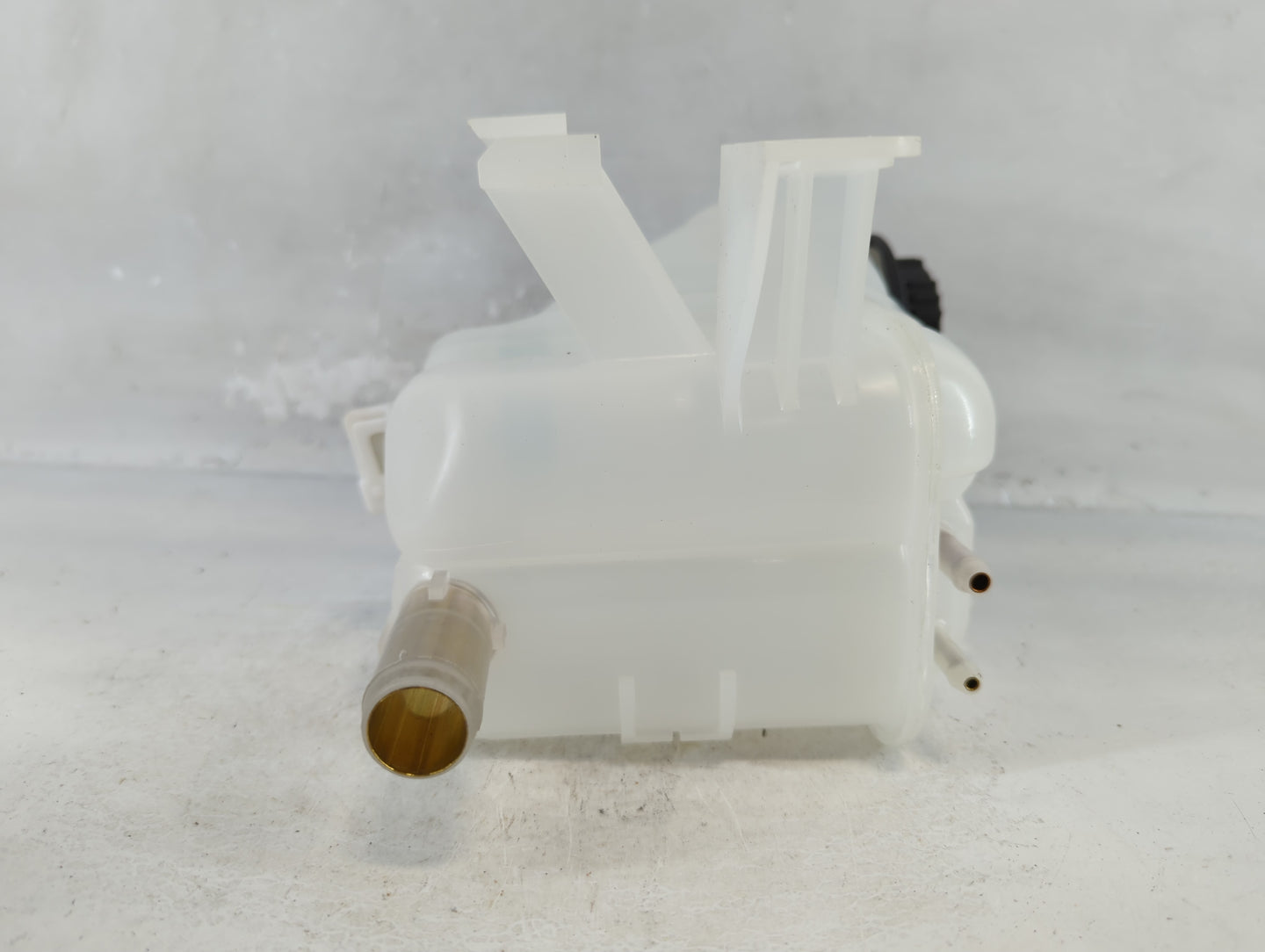 2000-2005 Ford Taurus Radiator Coolant Overflow Expansion Tank Bottle 929372 - Oemusedautoparts1.com