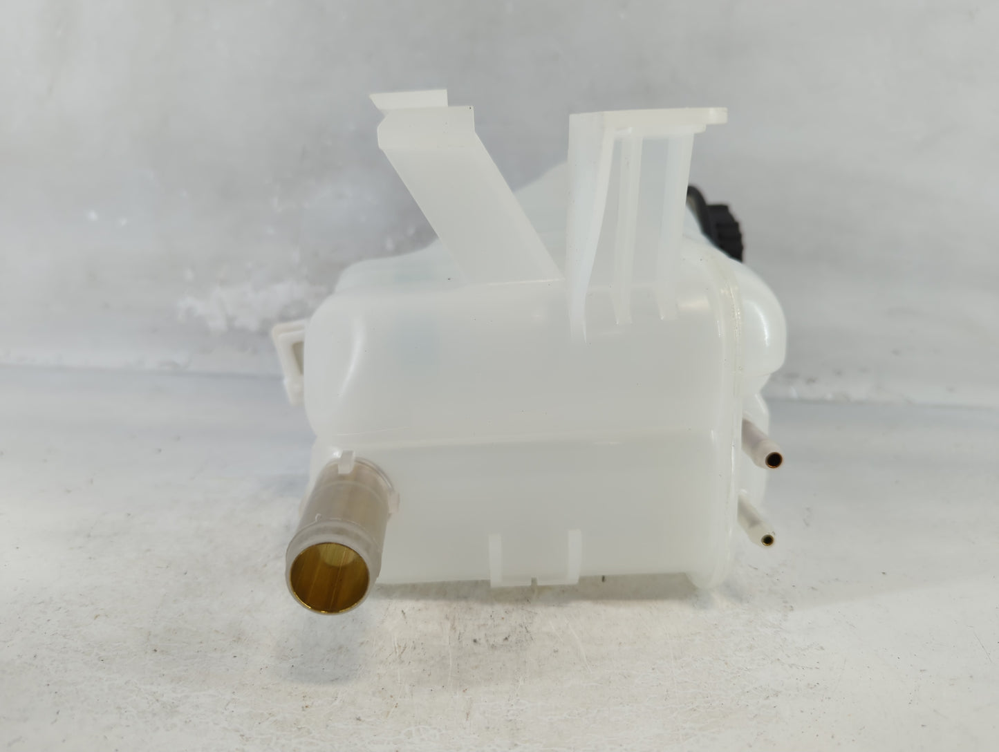 2000-2005 Ford Taurus Radiator Coolant Overflow Expansion Tank Bottle 929372 - Oemusedautoparts1.com