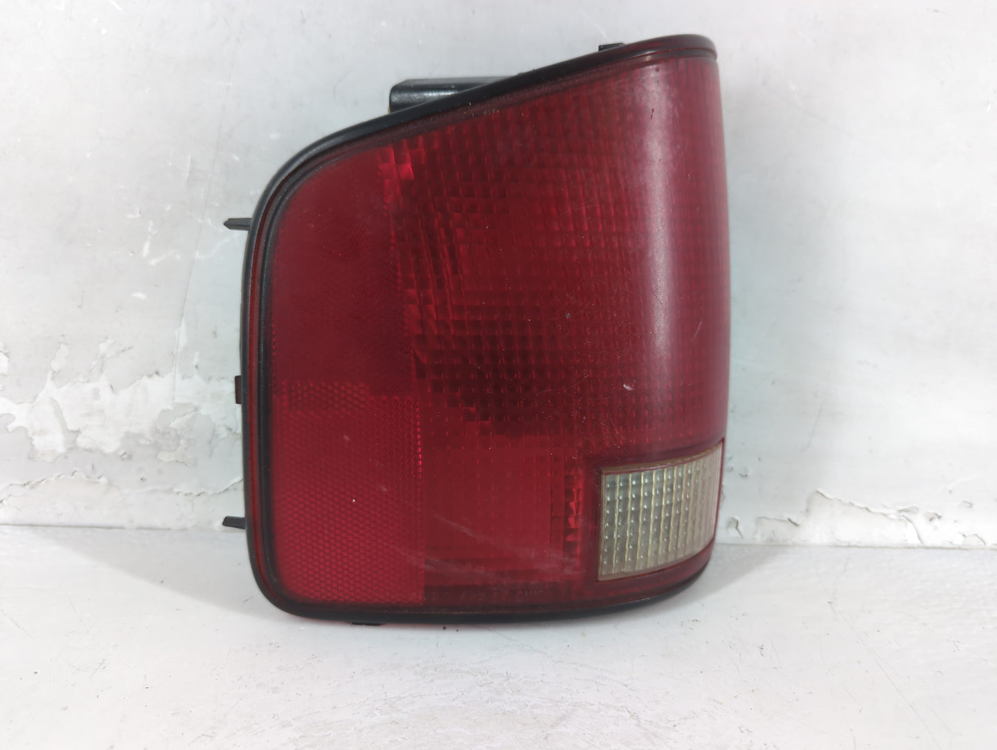 2000 Gmc Chevrolet Tail Light Assembly Driver Left OEM P/N:16516093 Fits Fits 1994 1995 1996 1997 1998 1999 2001 2002 2003 O