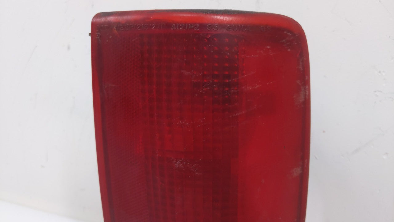 2000 Gmc S15 Tail Light Assembly Passenger Right OEM P/N:15113500 16518500 Fits OEM Used Auto Parts - Oemusedautoparts1.com