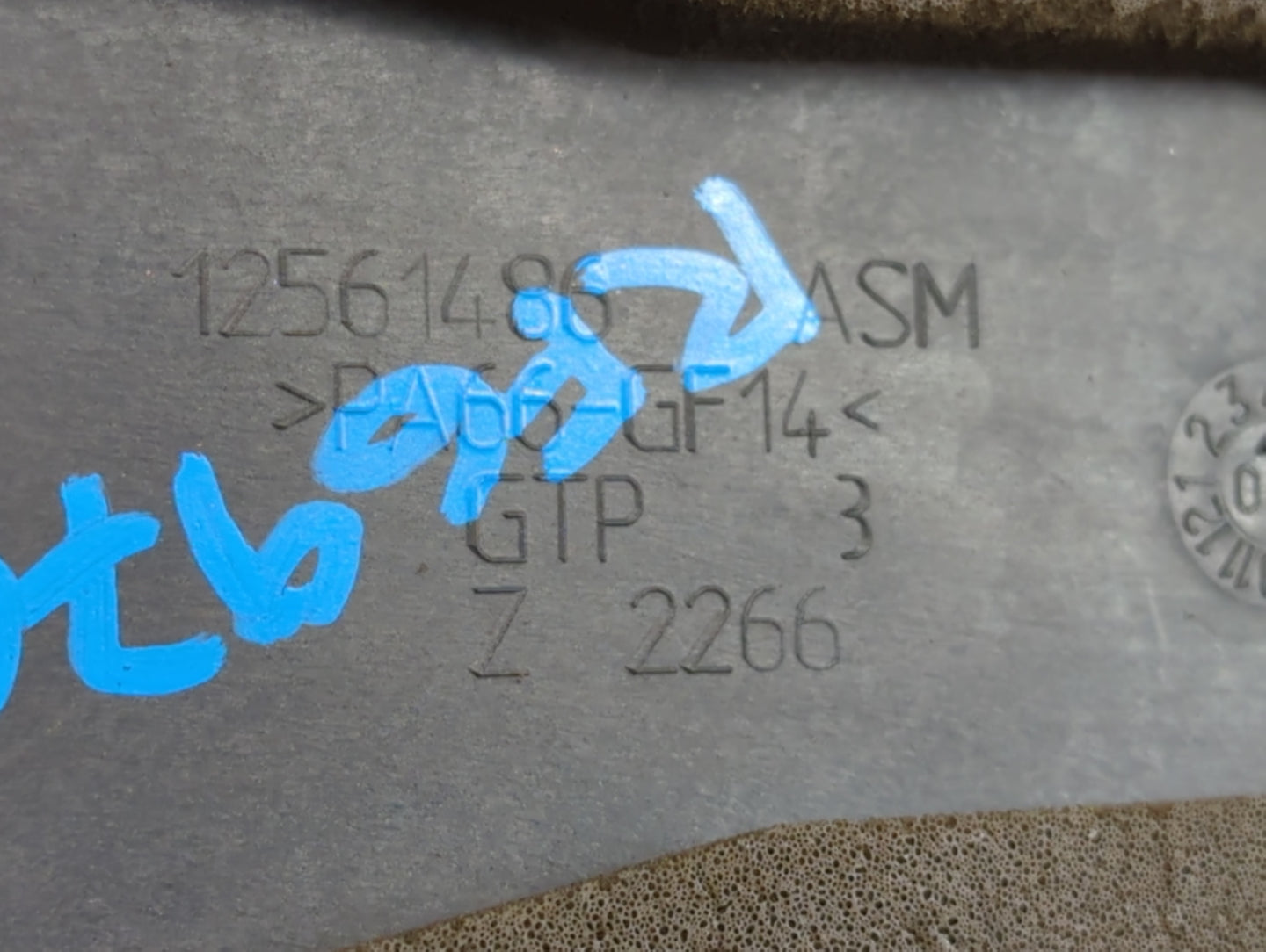 2000 Gmc Sierra 1500 Engine Cover - Oemusedautoparts1.com