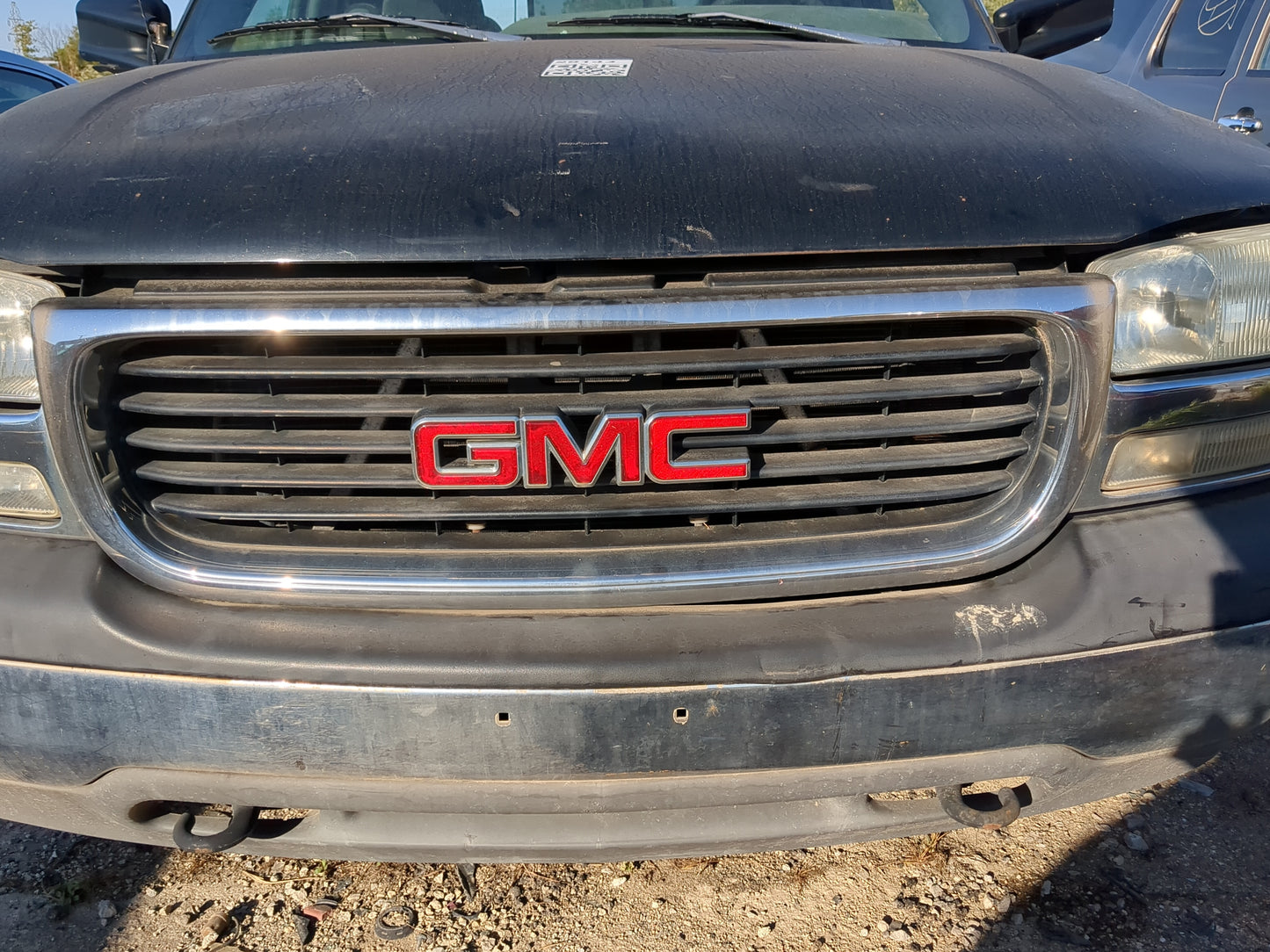 2000-2002 Gmc Sierra 2500 Front Grille Bumper Not Included - Oemusedautoparts1.com