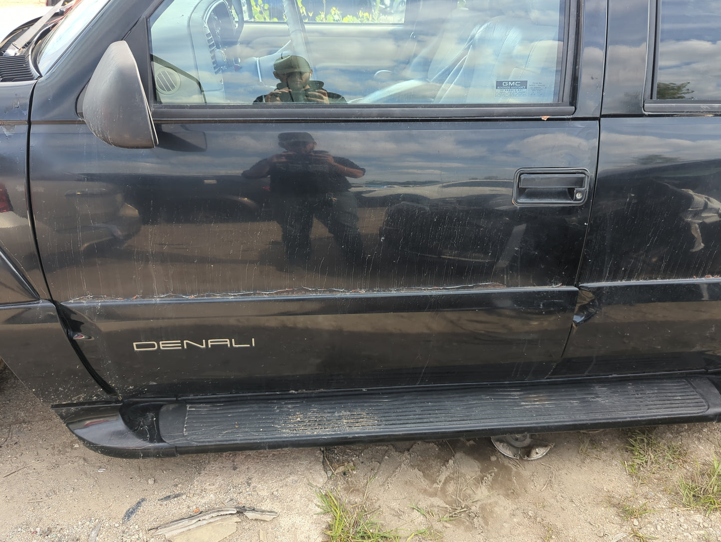 1999-2000 Gmc Yukon Driver Front Door Oem - Oemusedautoparts1.com