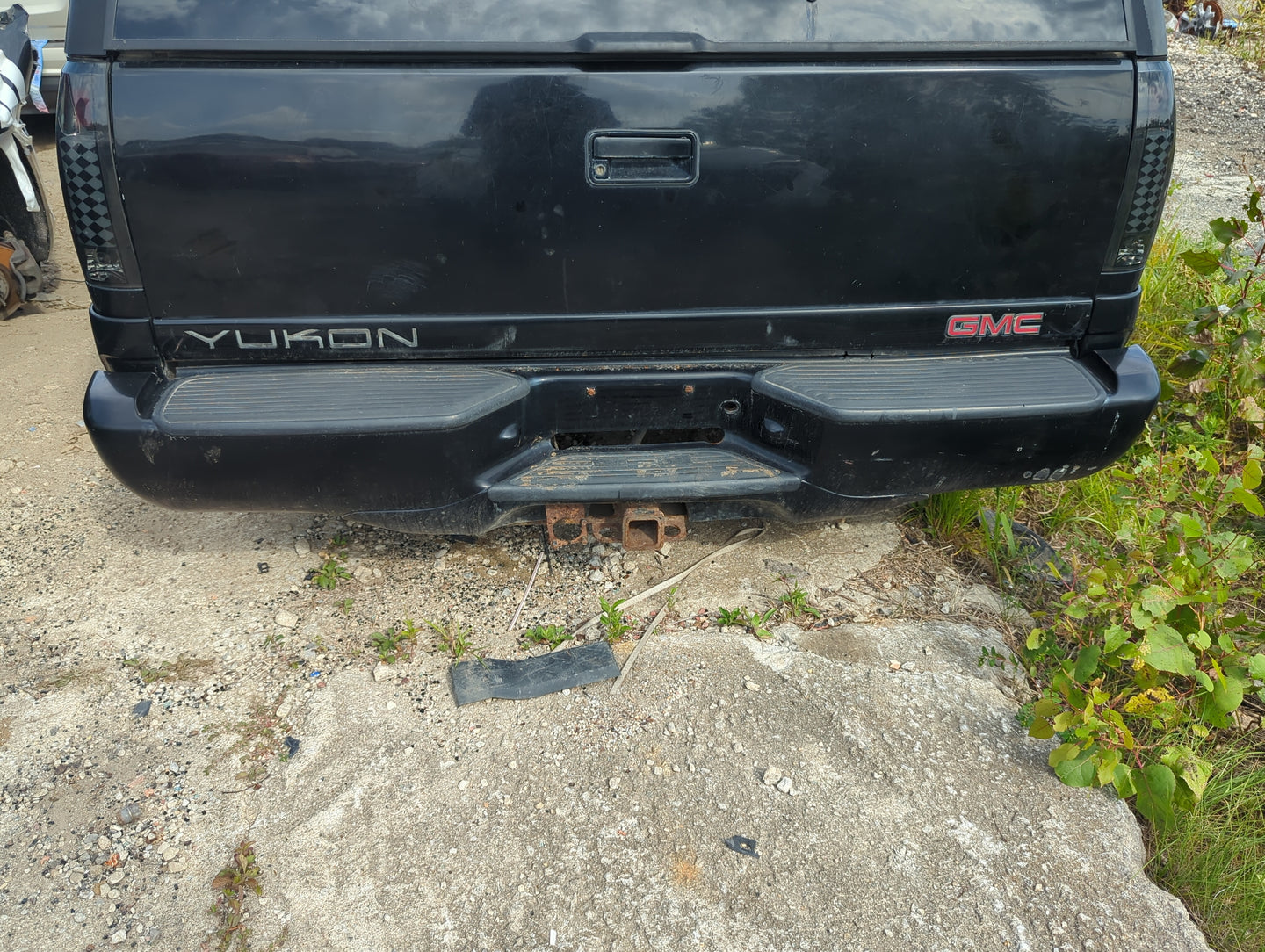 1999-2000 Gmc Yukon Rear Bumper Assembly Oem - Oemusedautoparts1.com