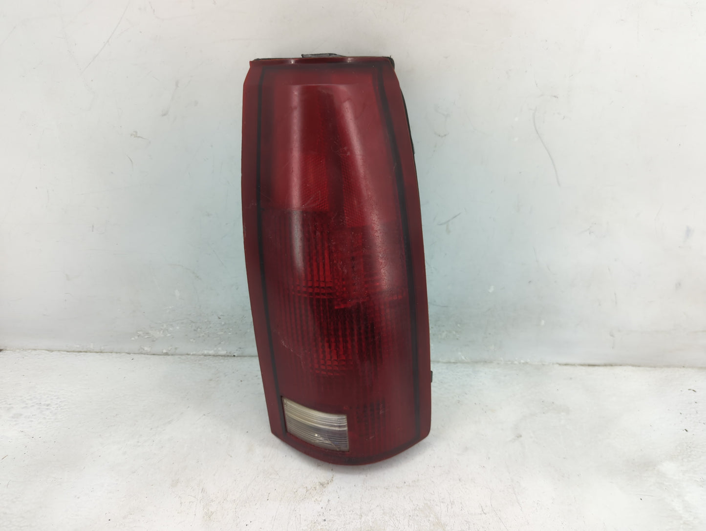 1992-2000 Gmc Yukon Tail Light Assembly Passenger Right OEM P/N:16506350 Fits Fits 1992 1993 1994 1995 1996 1997 1998 1999 2