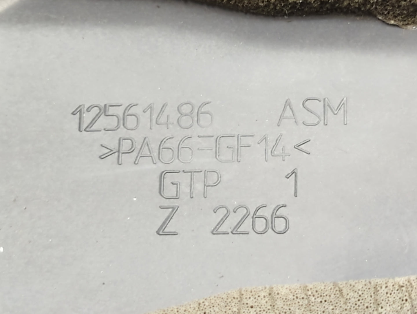 2000 Gmc Yukon Engine Cover - Oemusedautoparts1.com