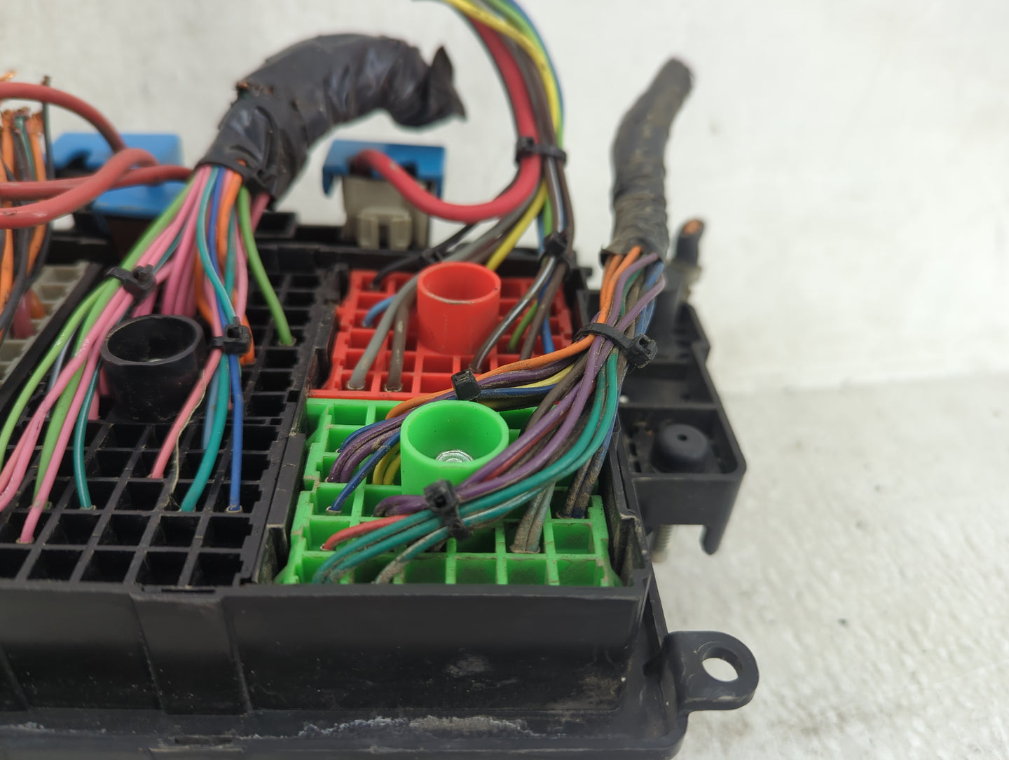 2000-2002 Gmc Yukon Xl Fusebox Fuse Box Panel Relay Module Fits Fits 2000 2001 2002 OEM Used Auto Parts - Oemusedautoparts1.
