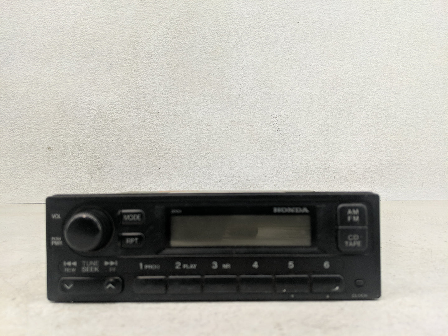 1999-2000 Honda Civic Radio AM FM Cd Player Receiver Replacement P/N:39100-S01-A210-M1 Fits Fits 1999 2000 OEM Used Auto Par